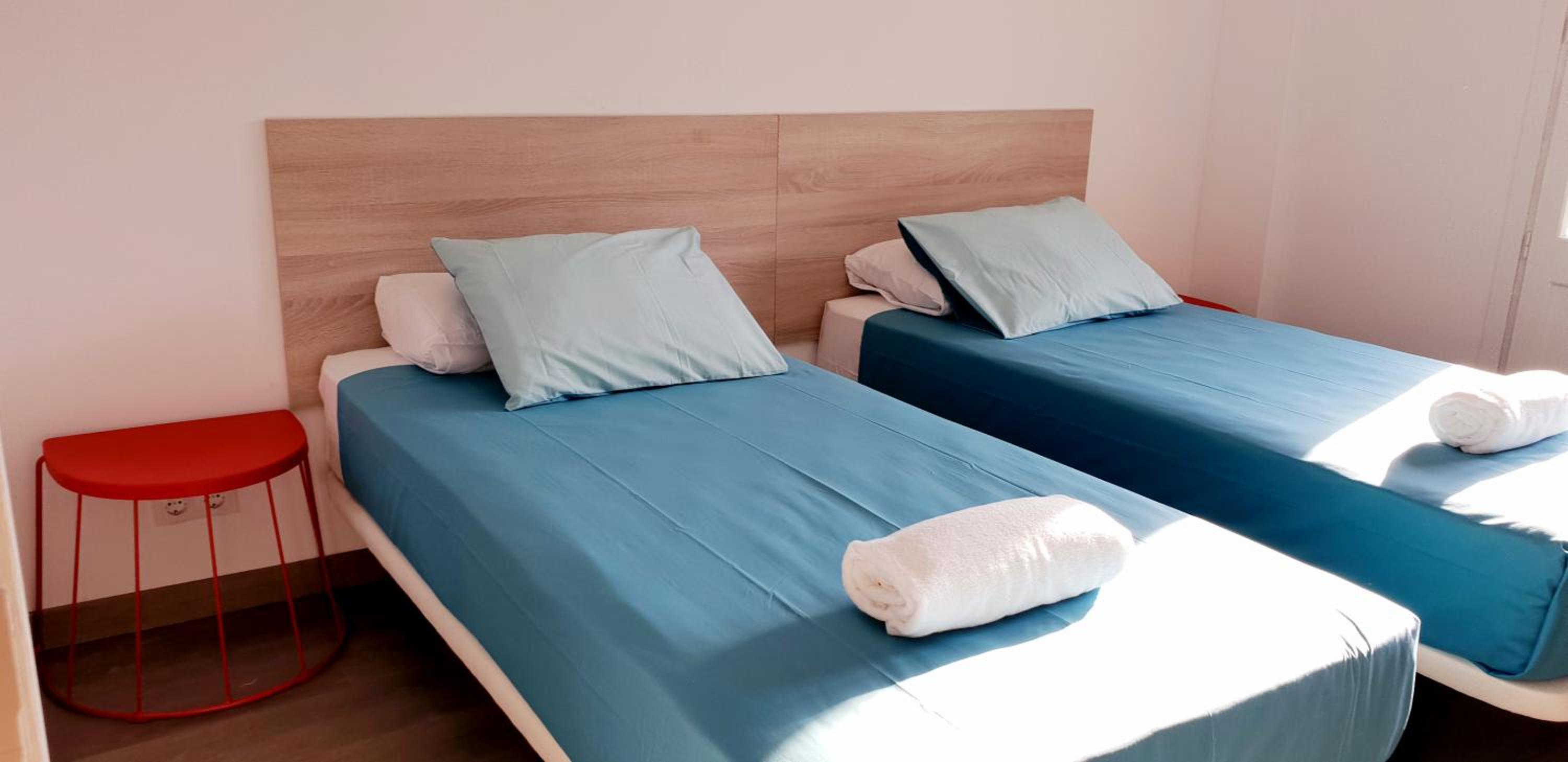 Twin Room with Private Bathroom - Photo 8