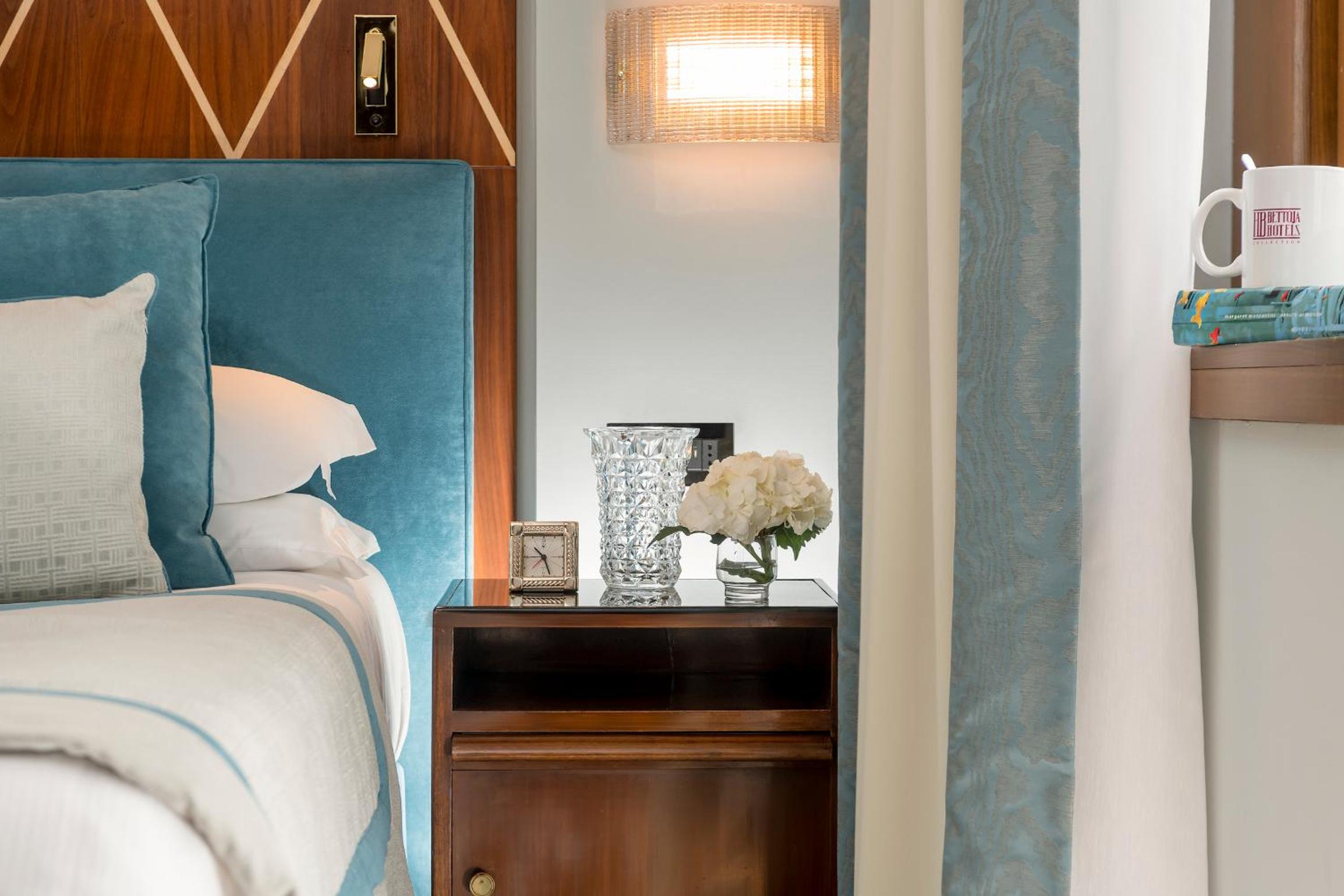 Premium Double or Twin Room thumbnail 5