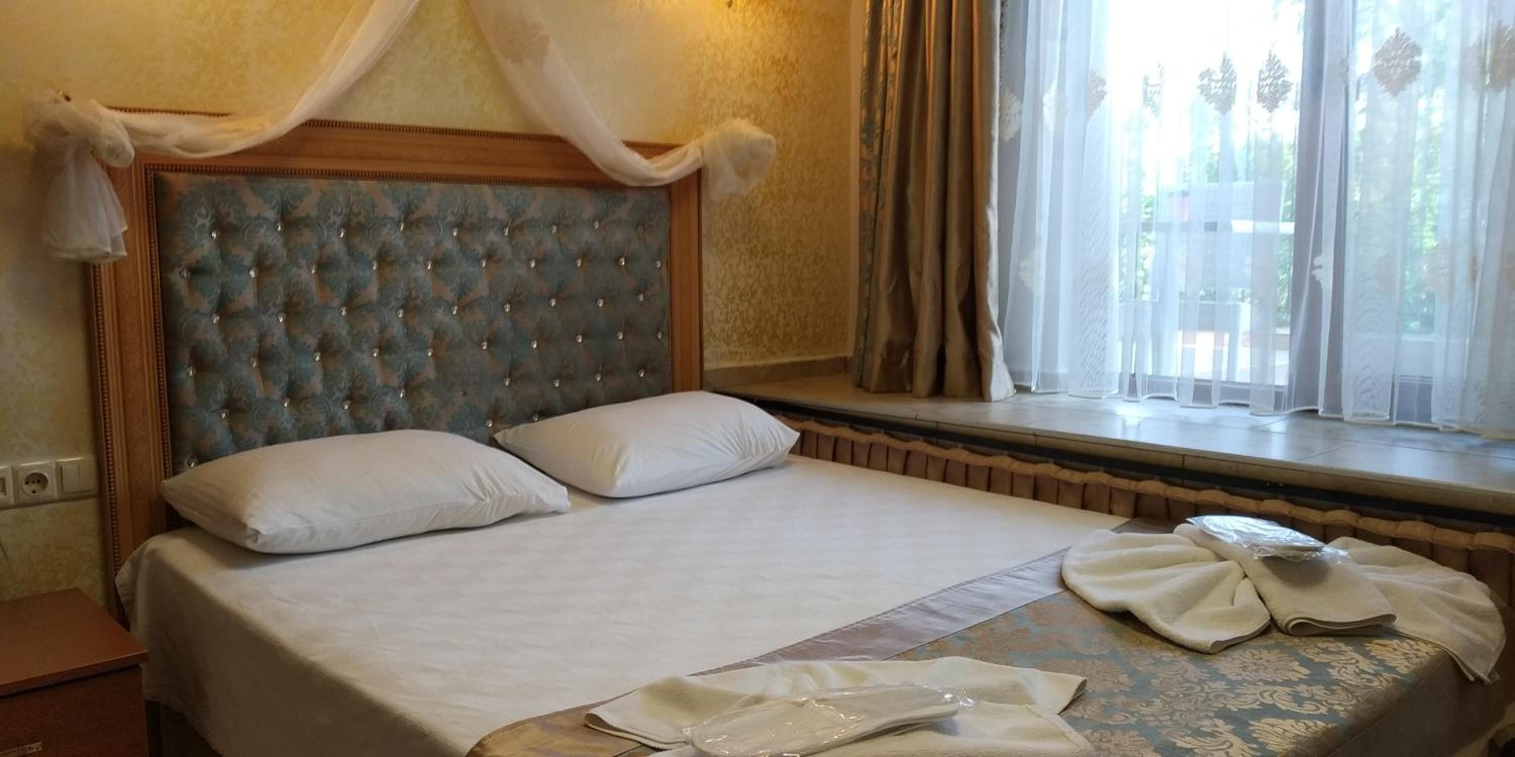 Economy Double Room with Garden View - Basement Floor photo 3