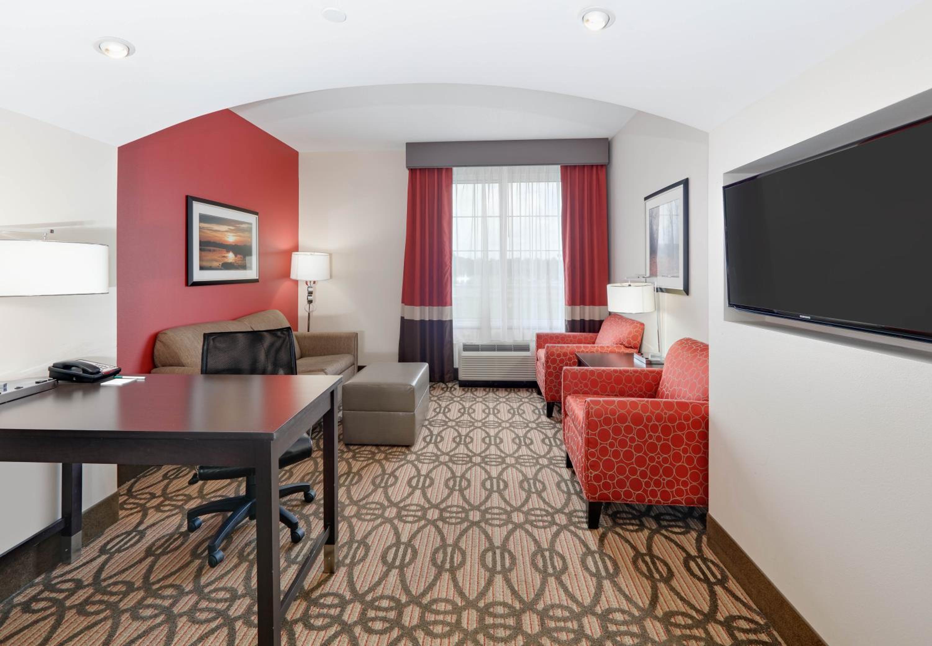 Deluxe King Room with Sofa Bed - Mobility and Hearing Access/Non-Smoking photo 3