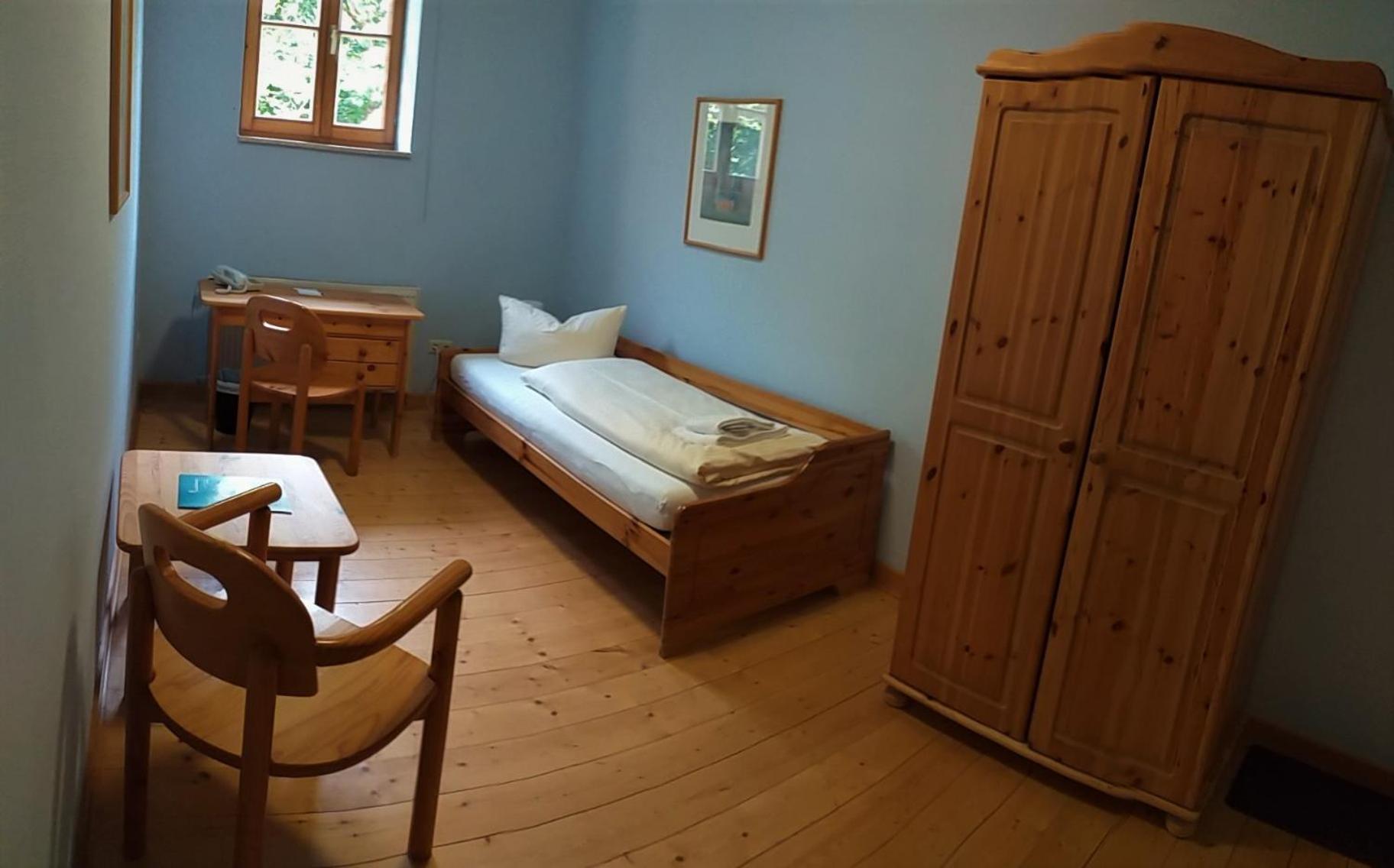 Single Room with Shared Shower and Toilet photo 3