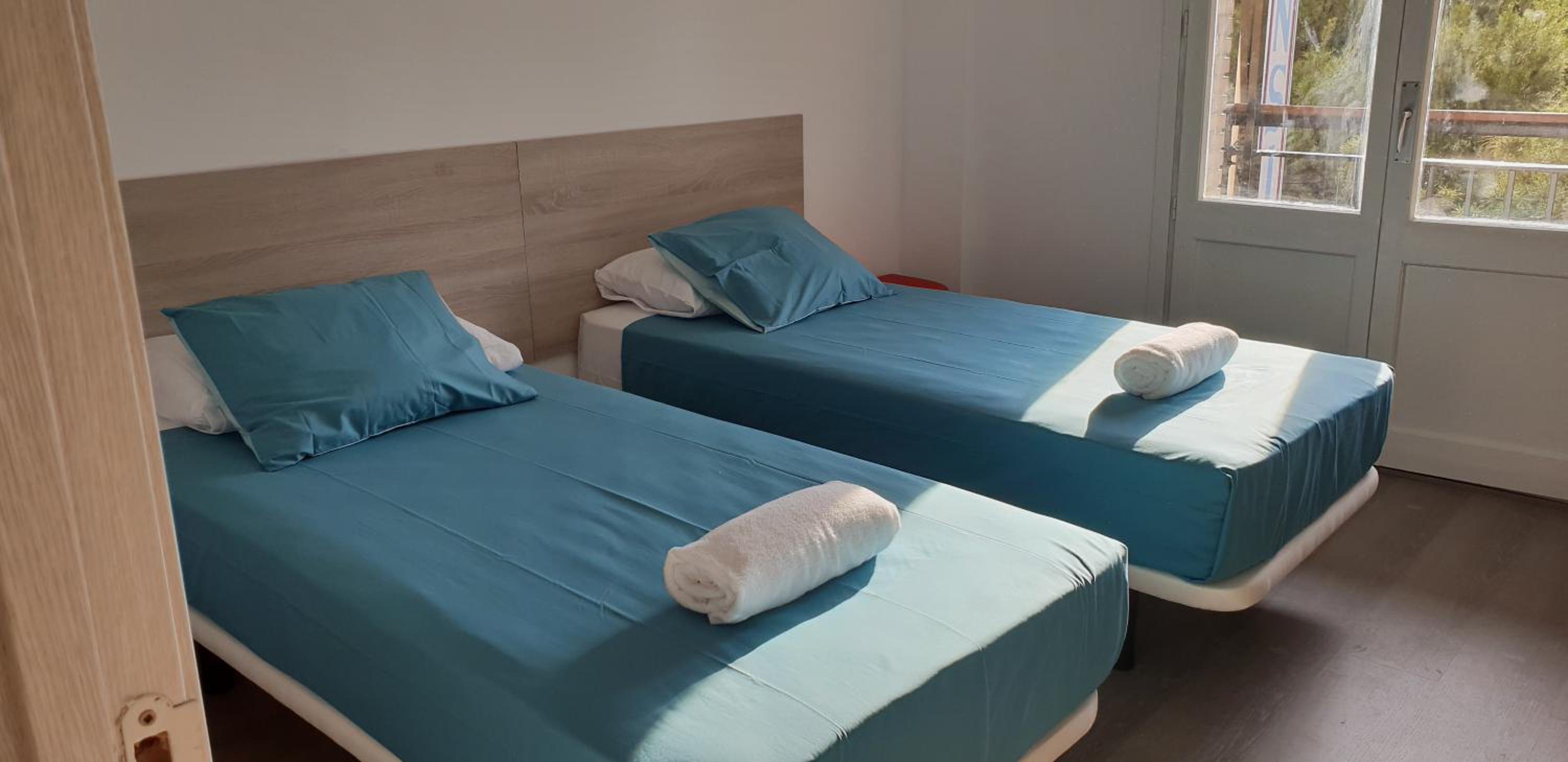 Twin Room with Private Bathroom - Photo 11