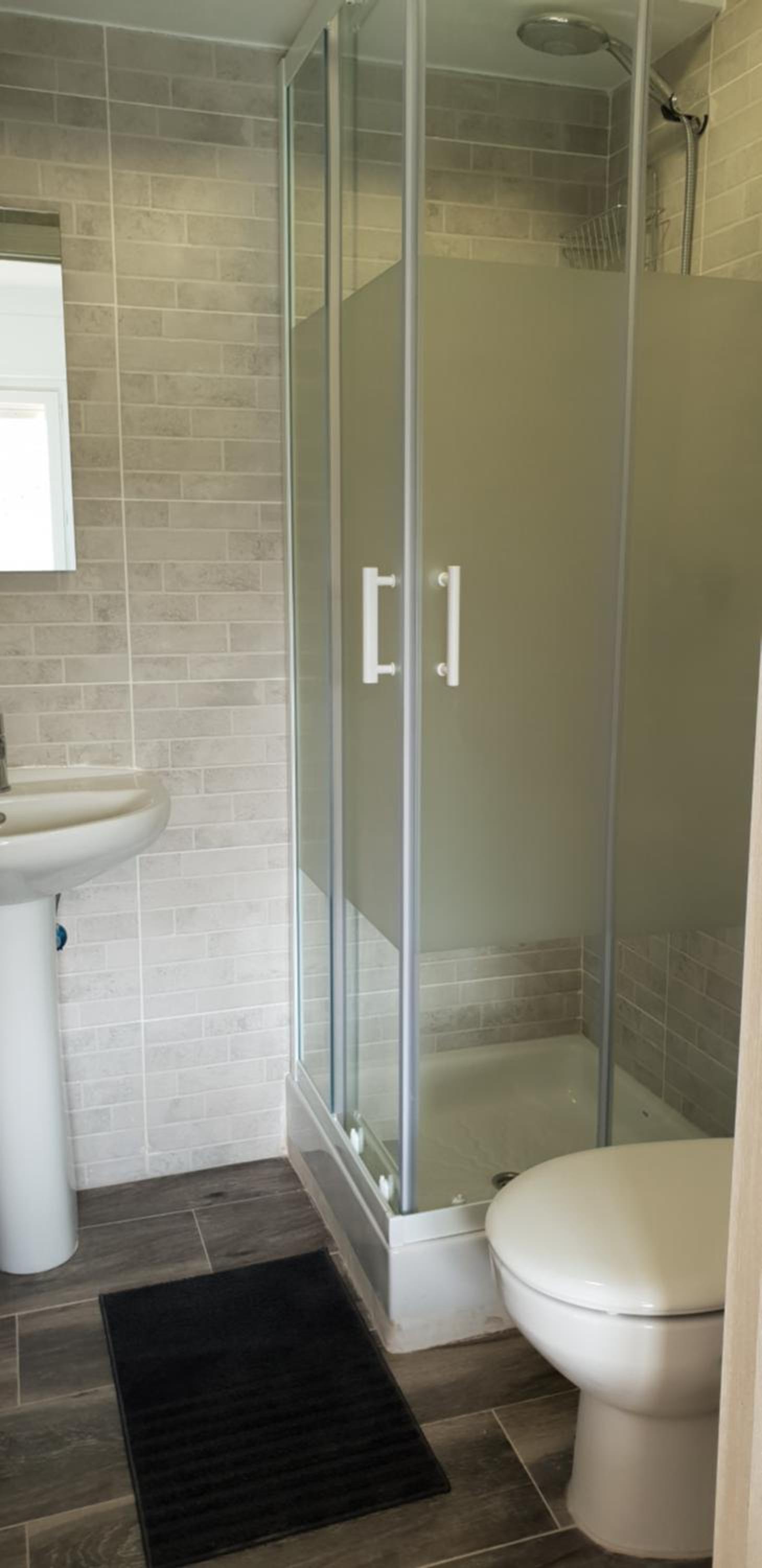 Twin Room with Private Bathroom - Photo 9