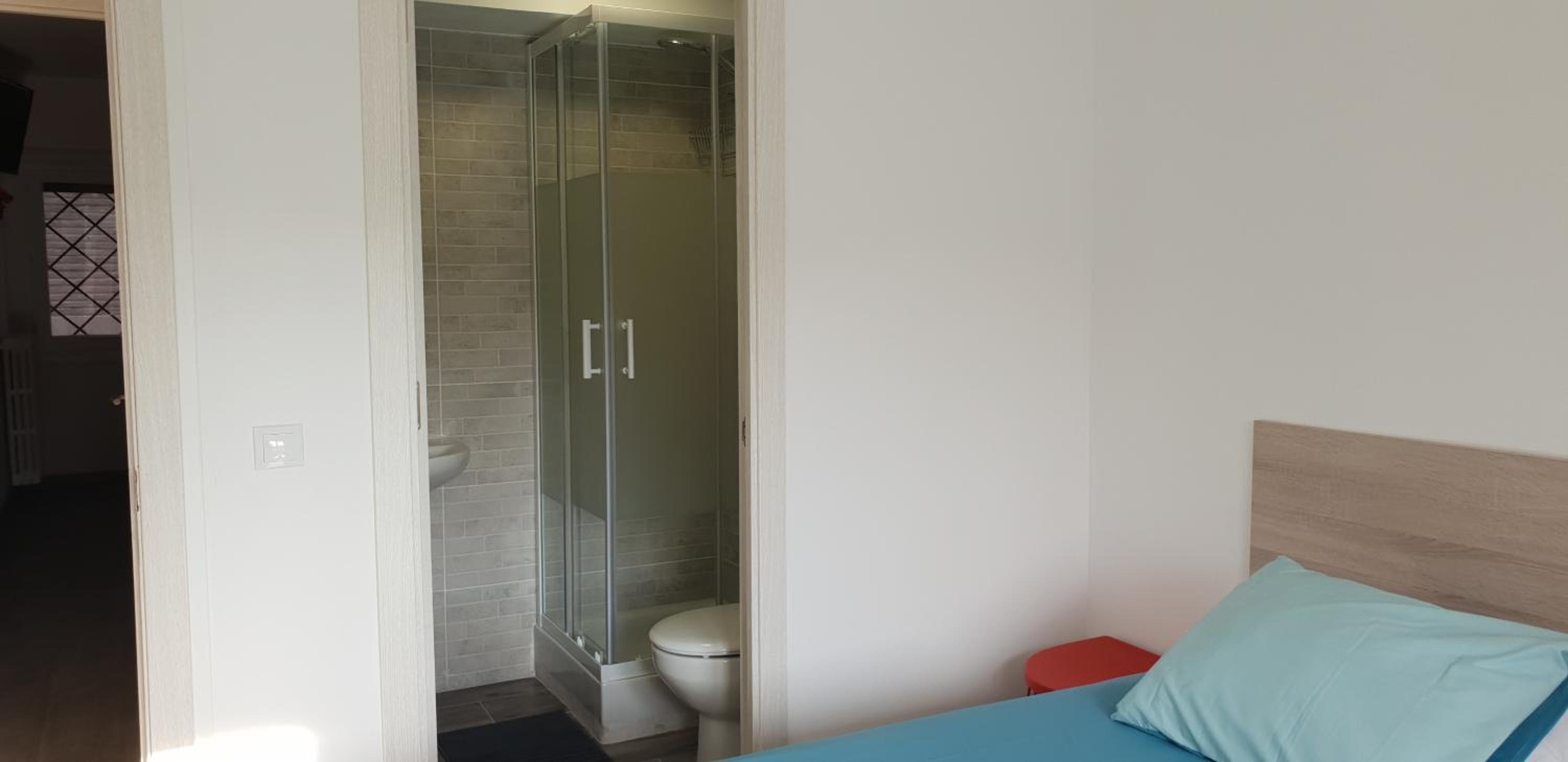 Twin Room with Private Bathroom - Photo 10