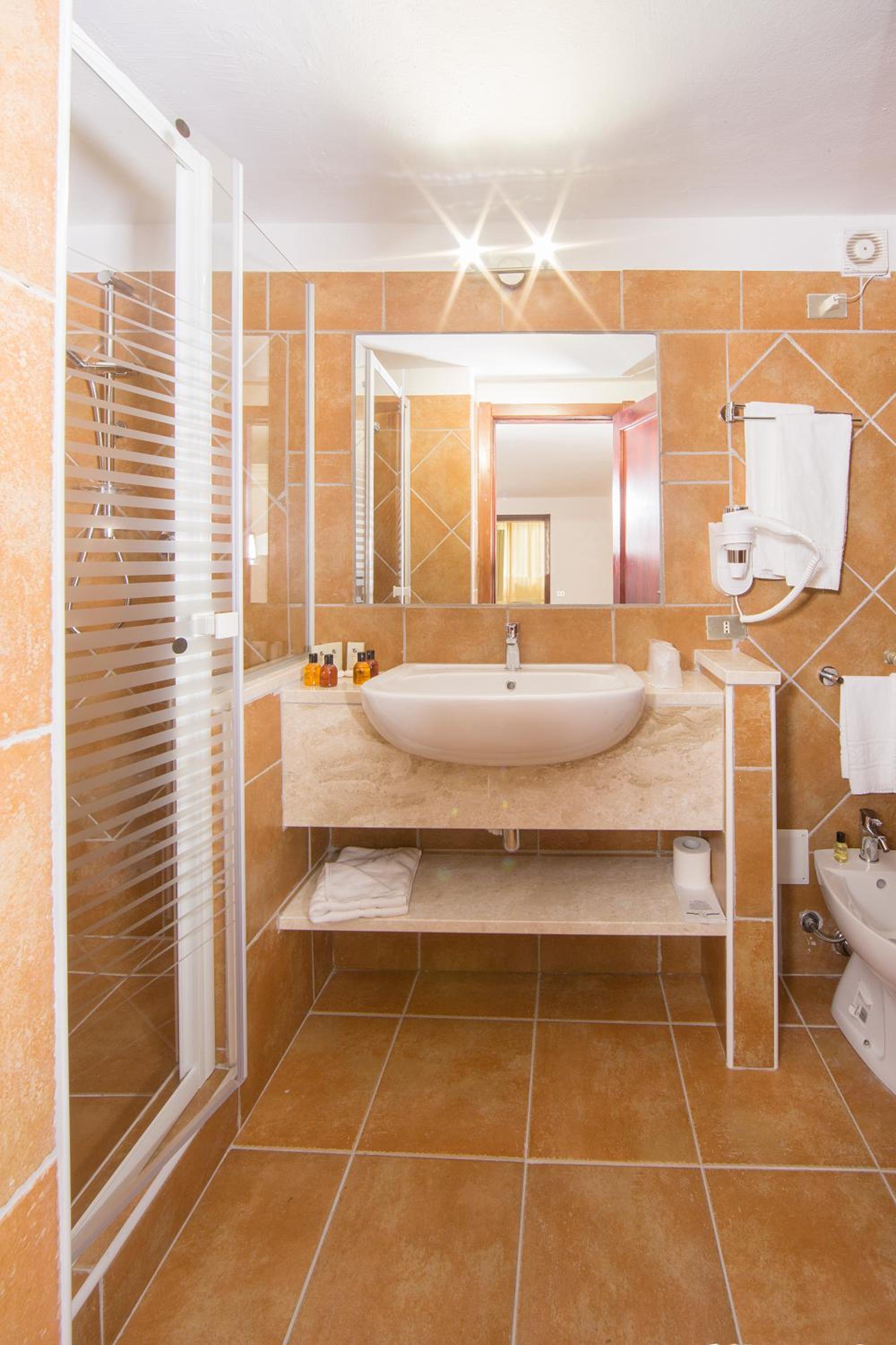 Standard Triple Room with Balcony - Photo 5