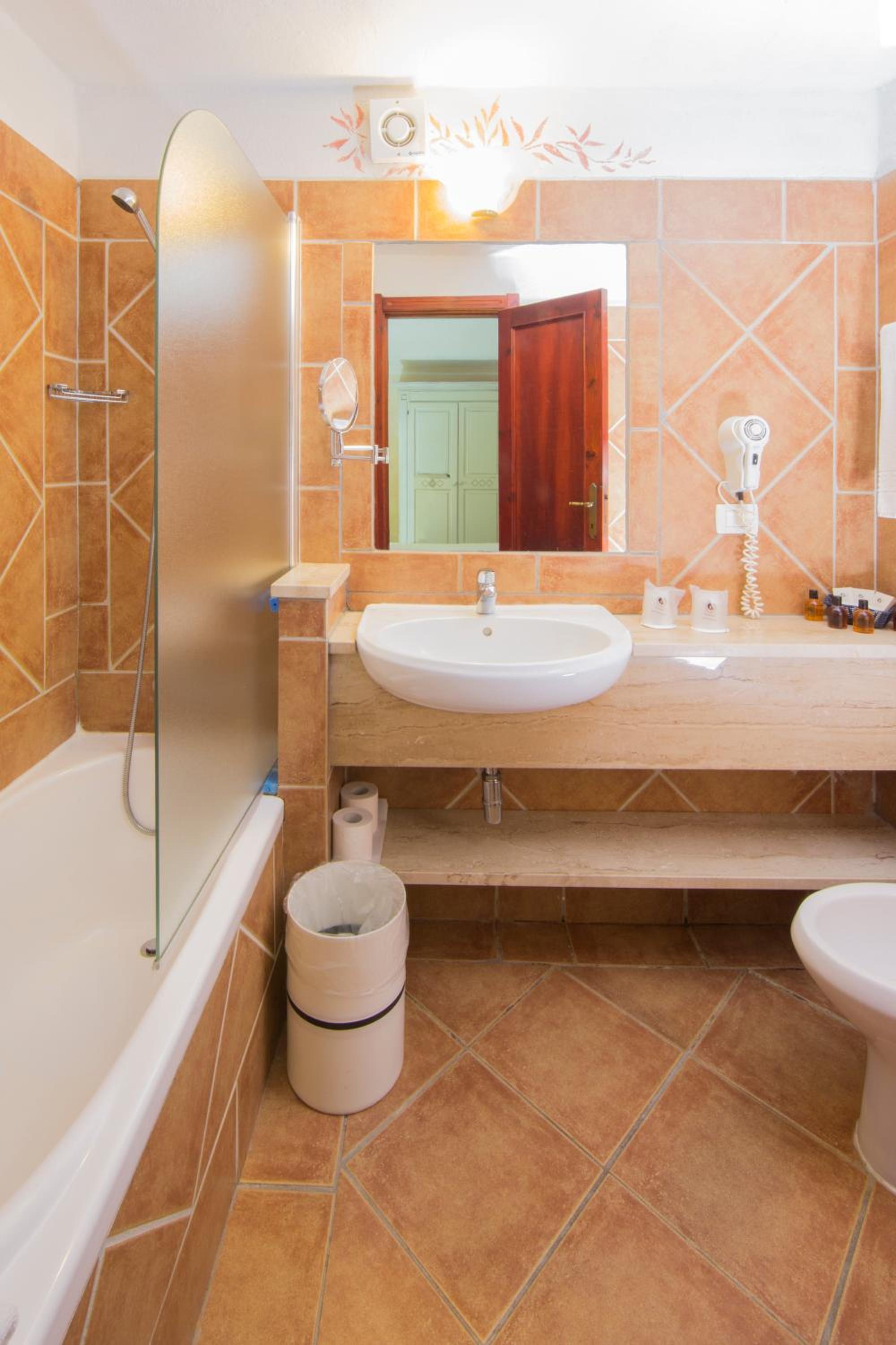 Standard Triple Room with Balcony - Photo 4