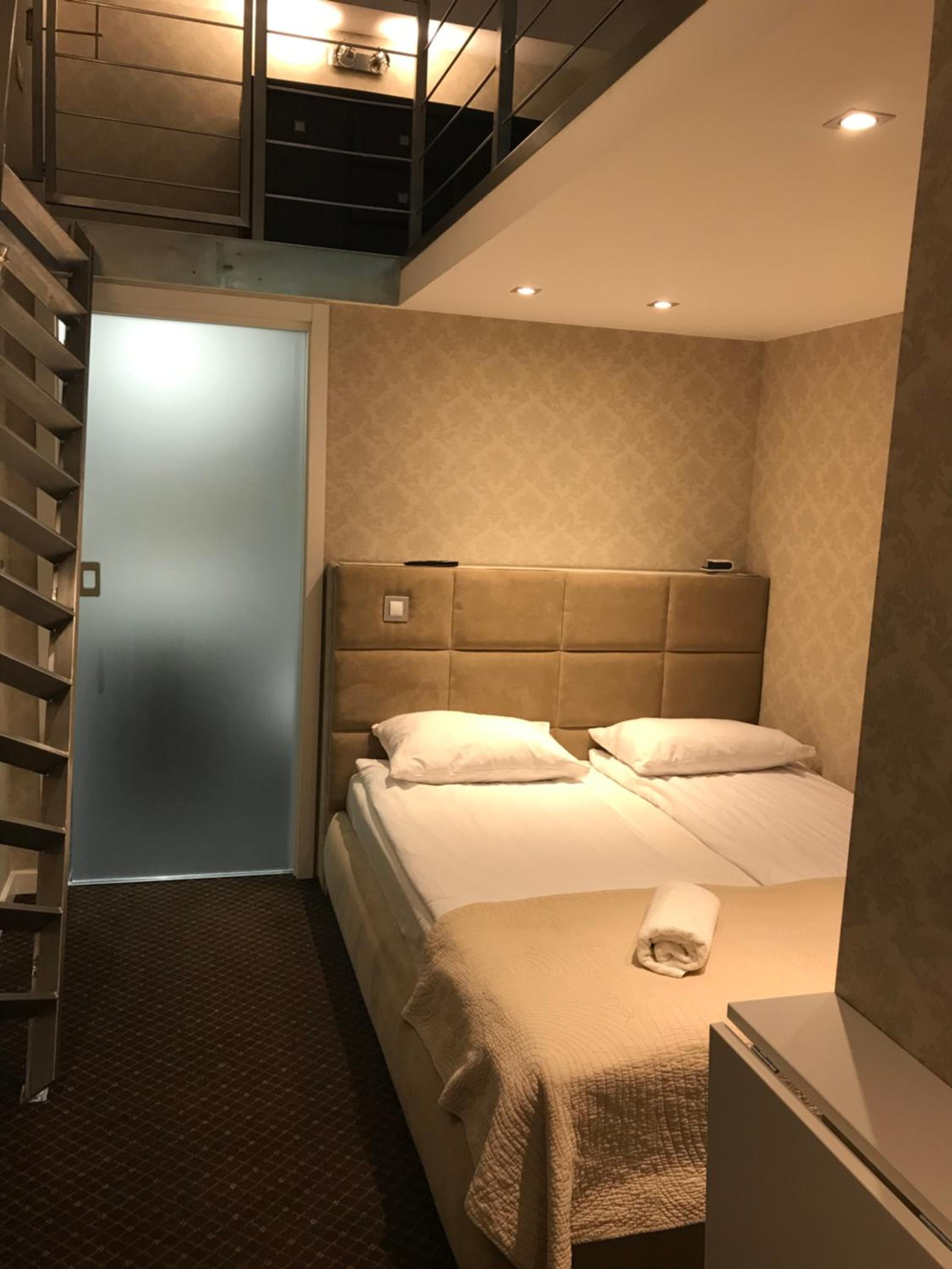 Deluxe Junior Suite - Photo 12