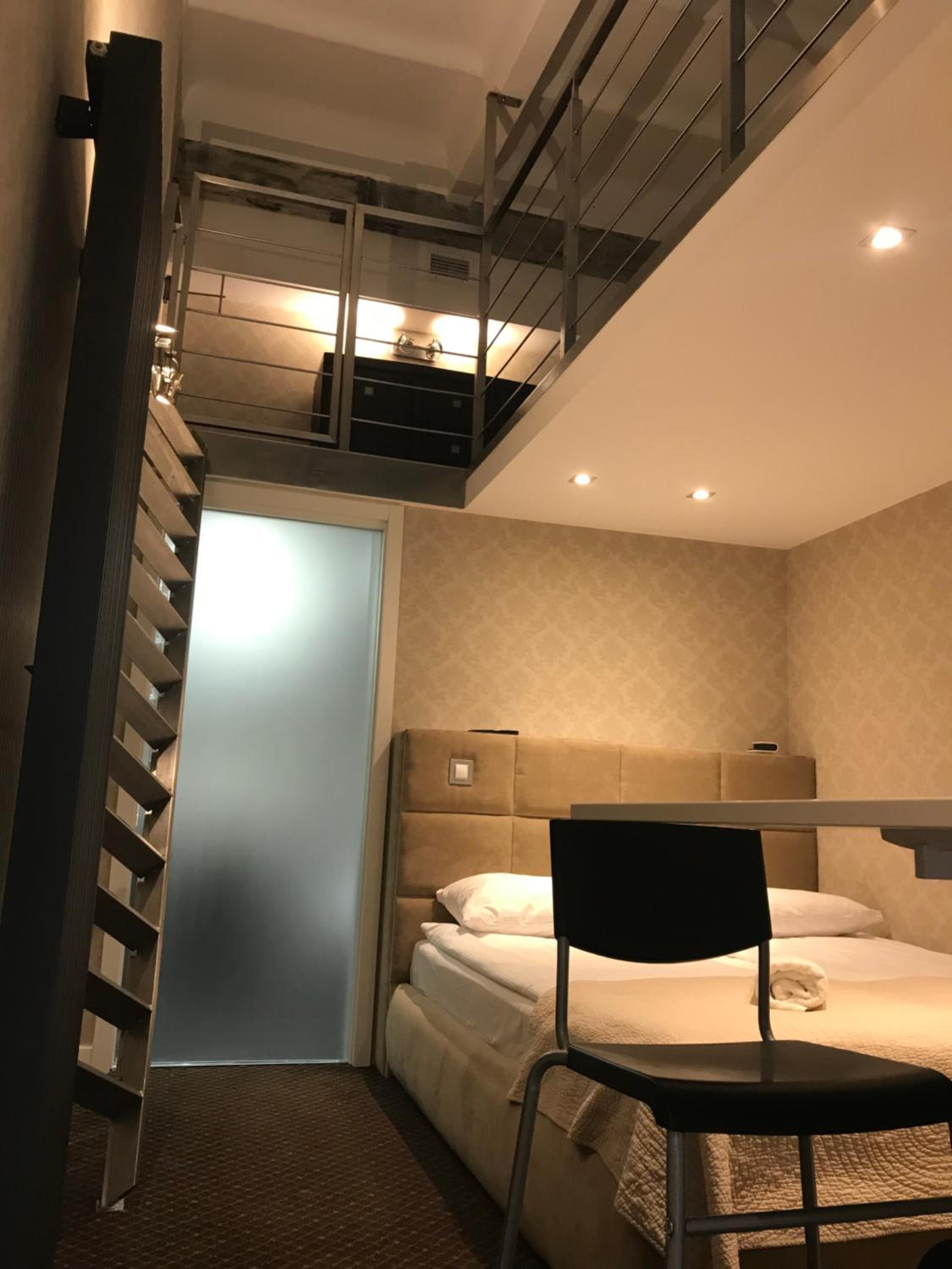 Deluxe Junior Suite - Photo 9