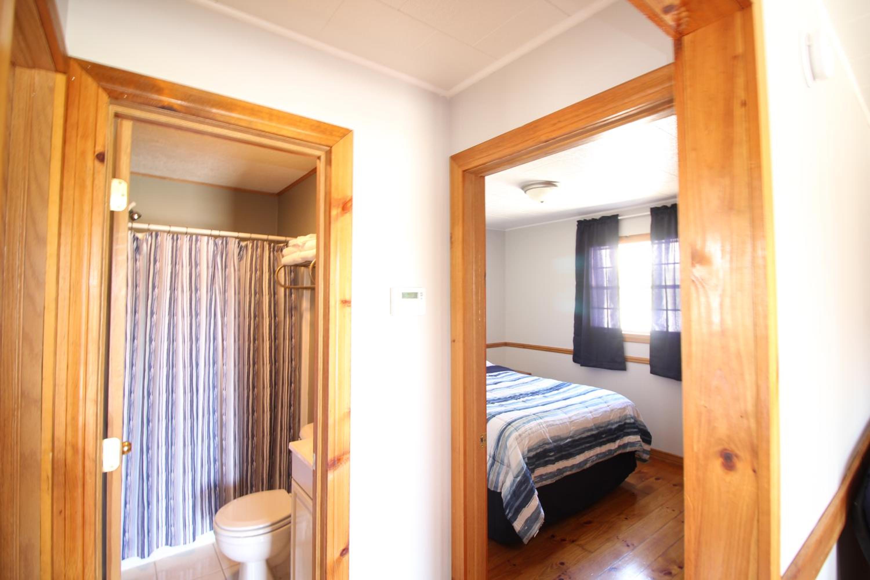 Two-Bedroom Cottage with Lake View  photo 1