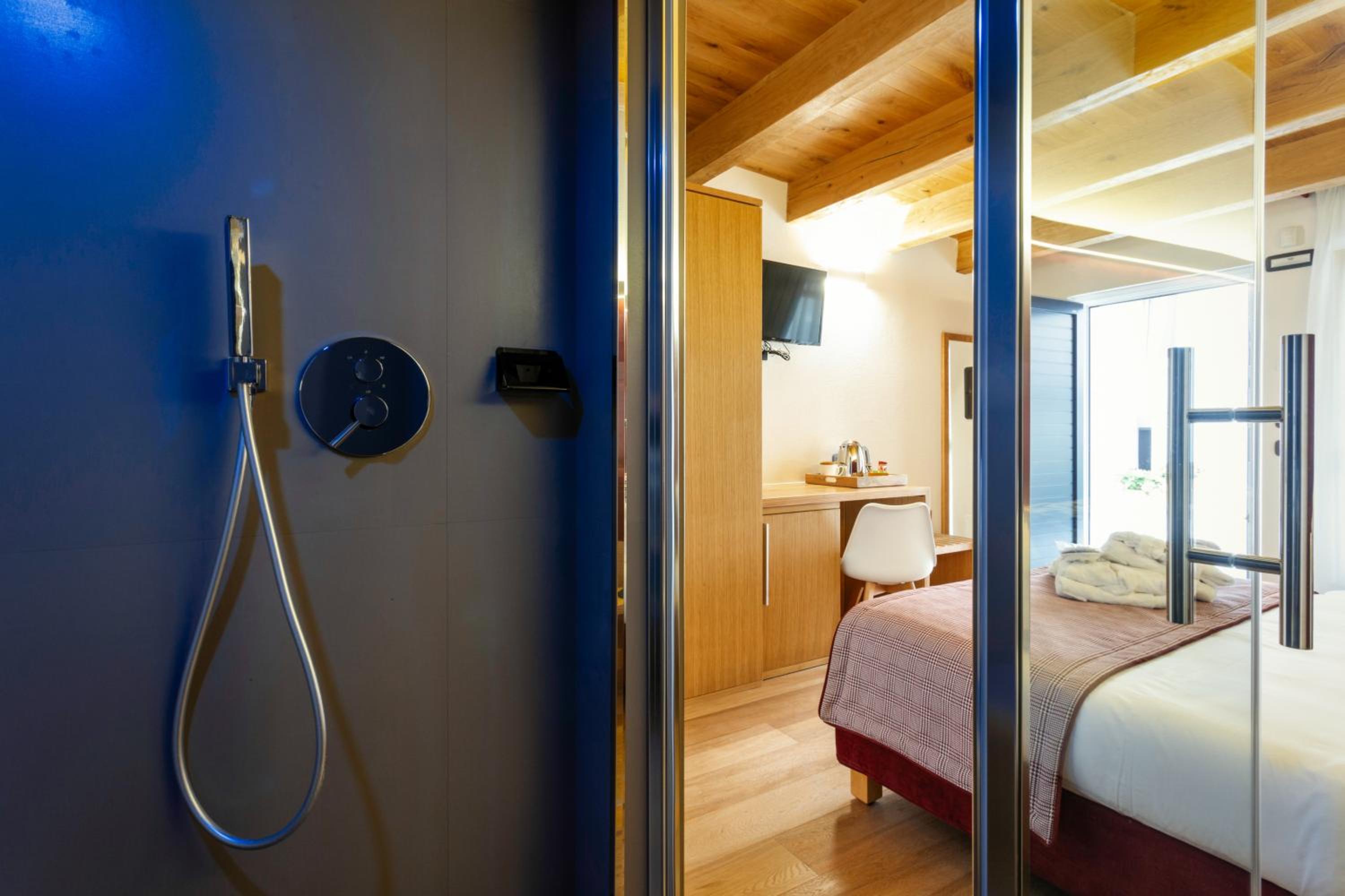 Deluxe Room - Photo 8