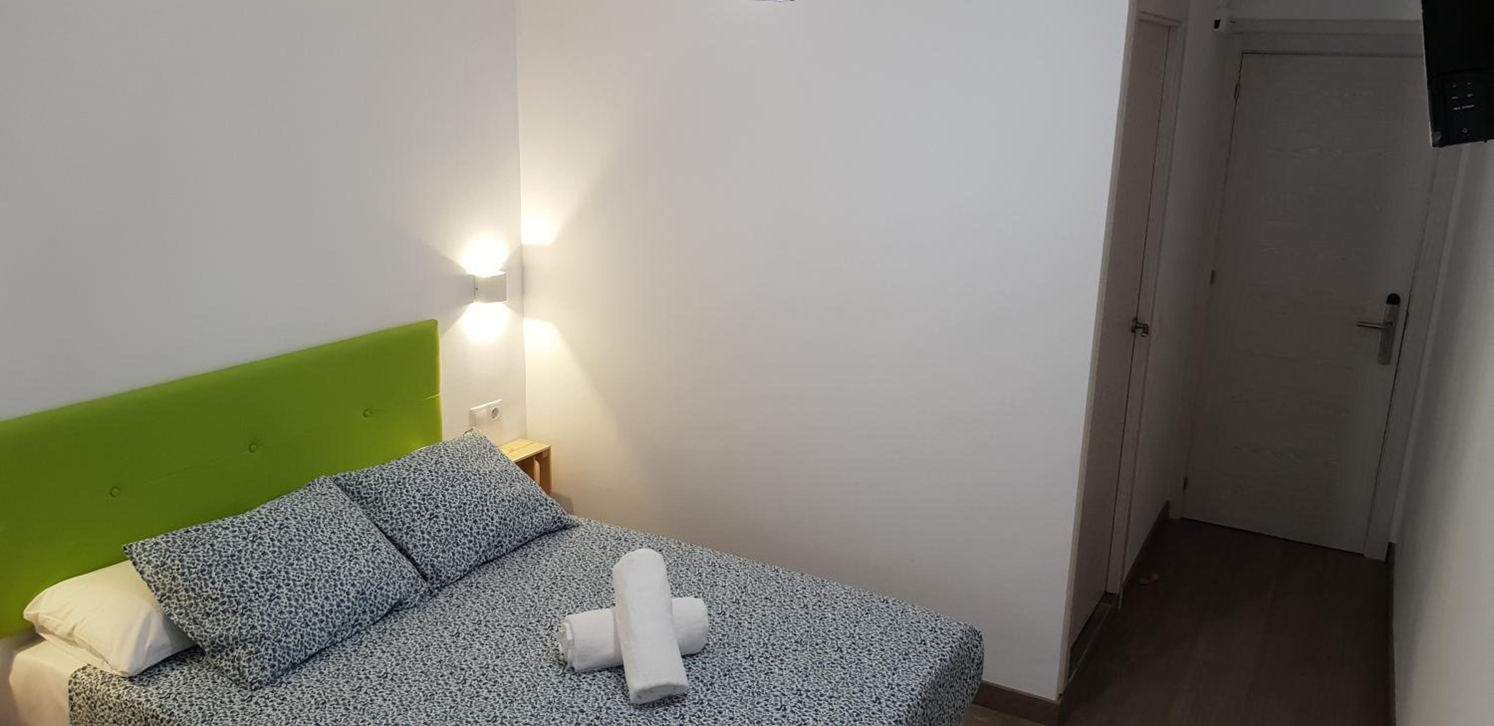 Double Room with Private Bathroom - Photo 6
