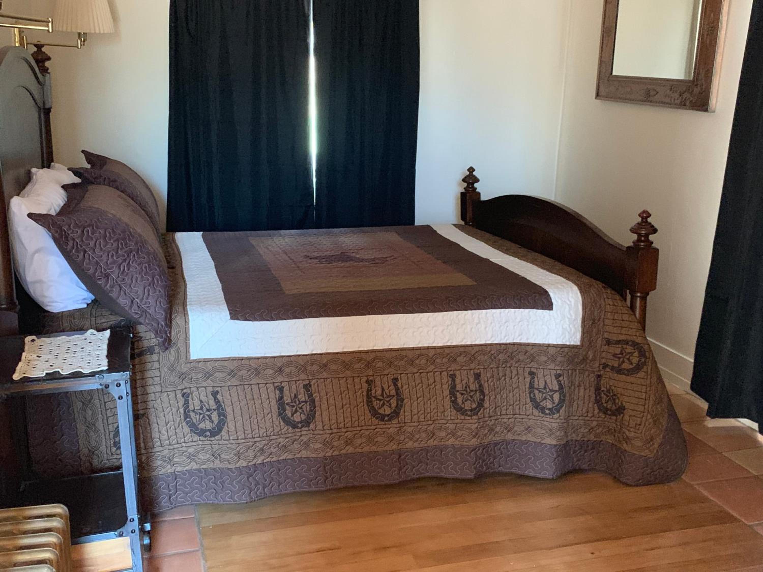 Deluxe Queen Suite - Photo 3
