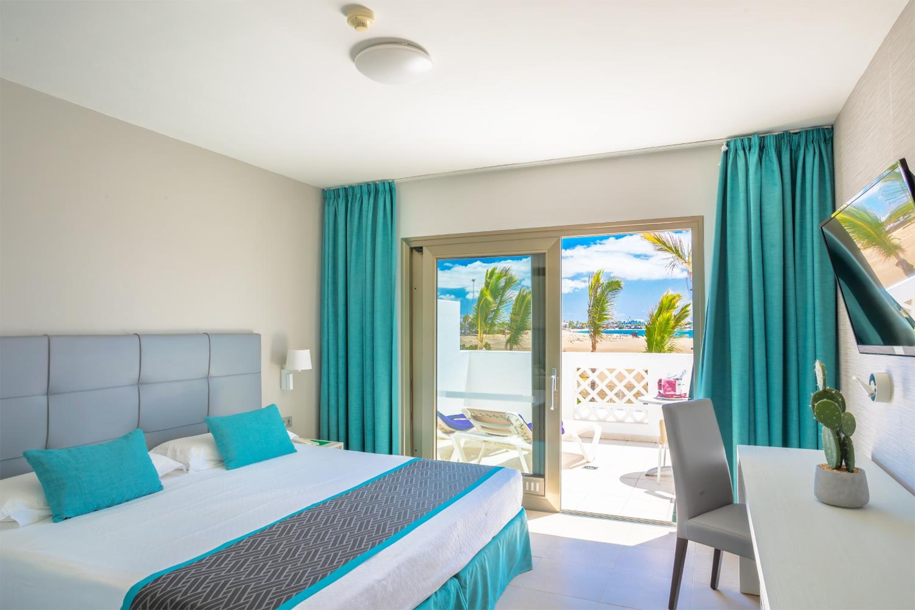 Double or Twin Room with Sea View thumbnail 5