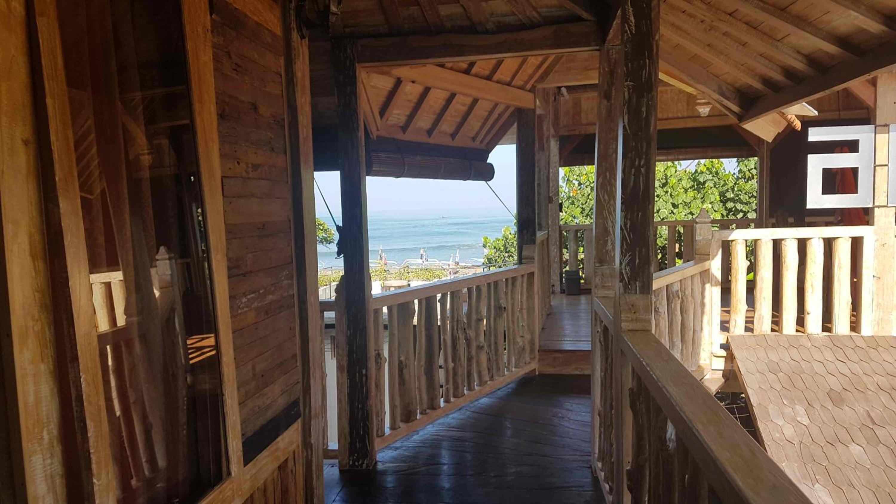 Wooden House with Balcony and Sea View photo 3