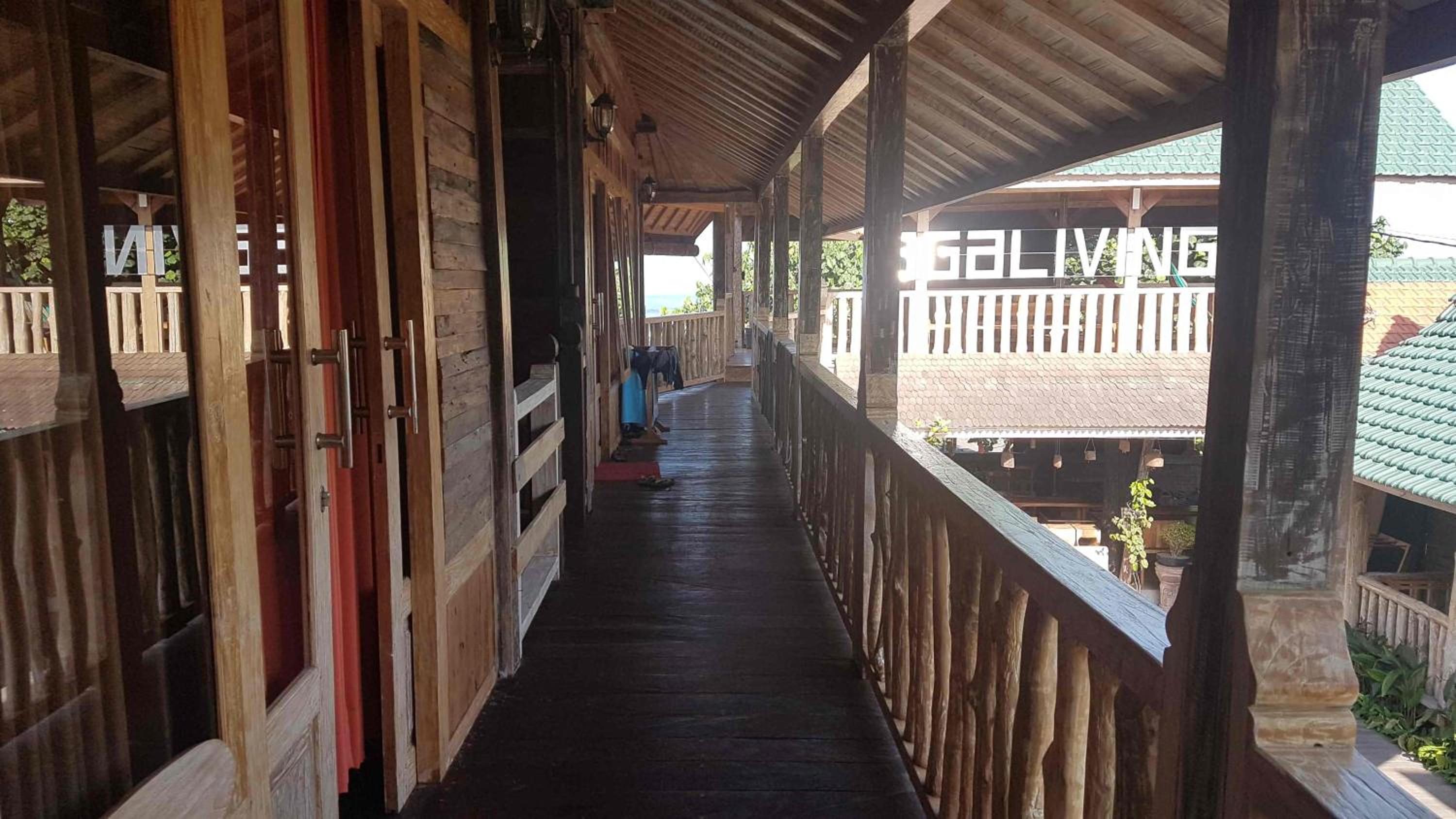 Wooden House with Balcony and Sea View photo 2