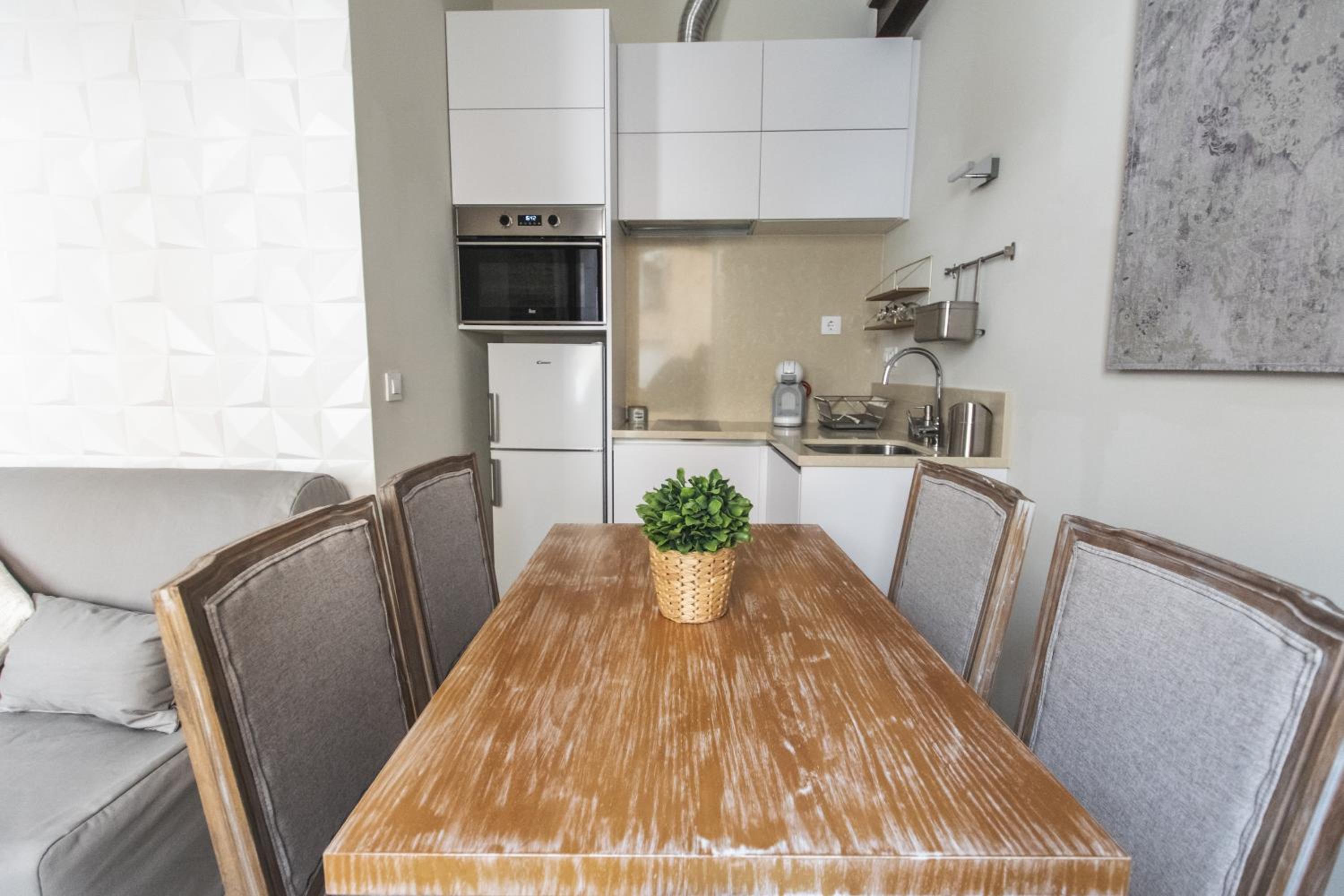 One-Bedroom Apartment - Photo 3
