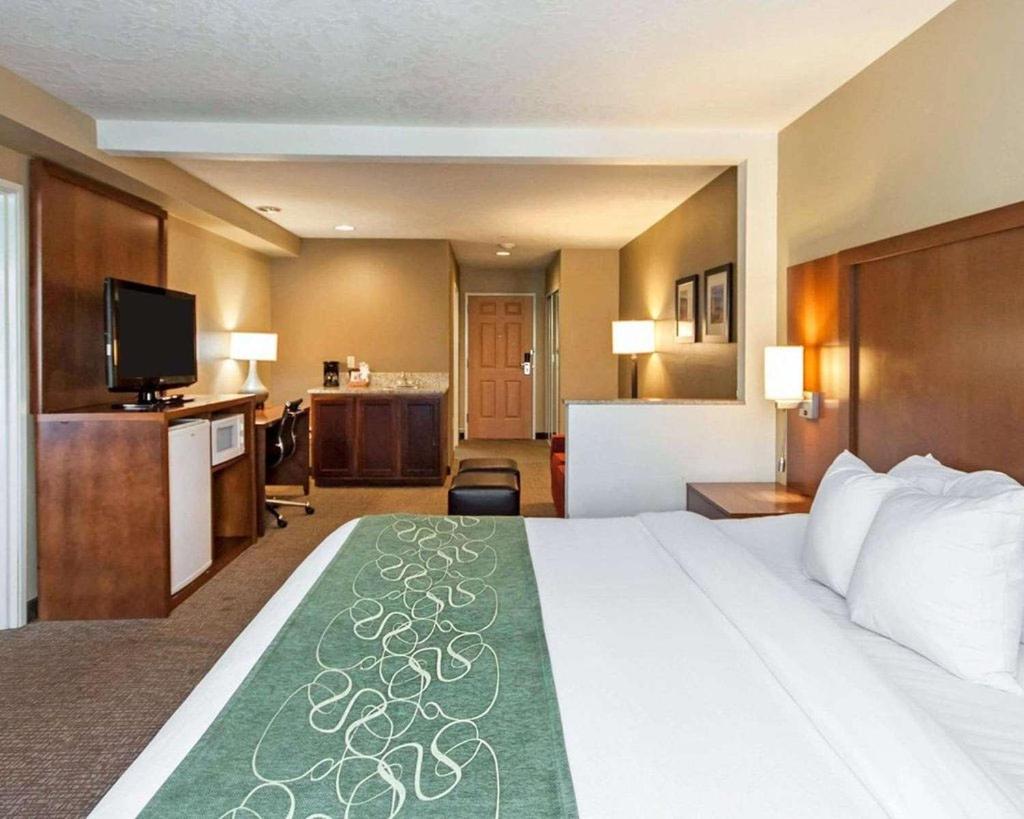 King Suite with Two King Beds - Non-Smoking - Photo 4