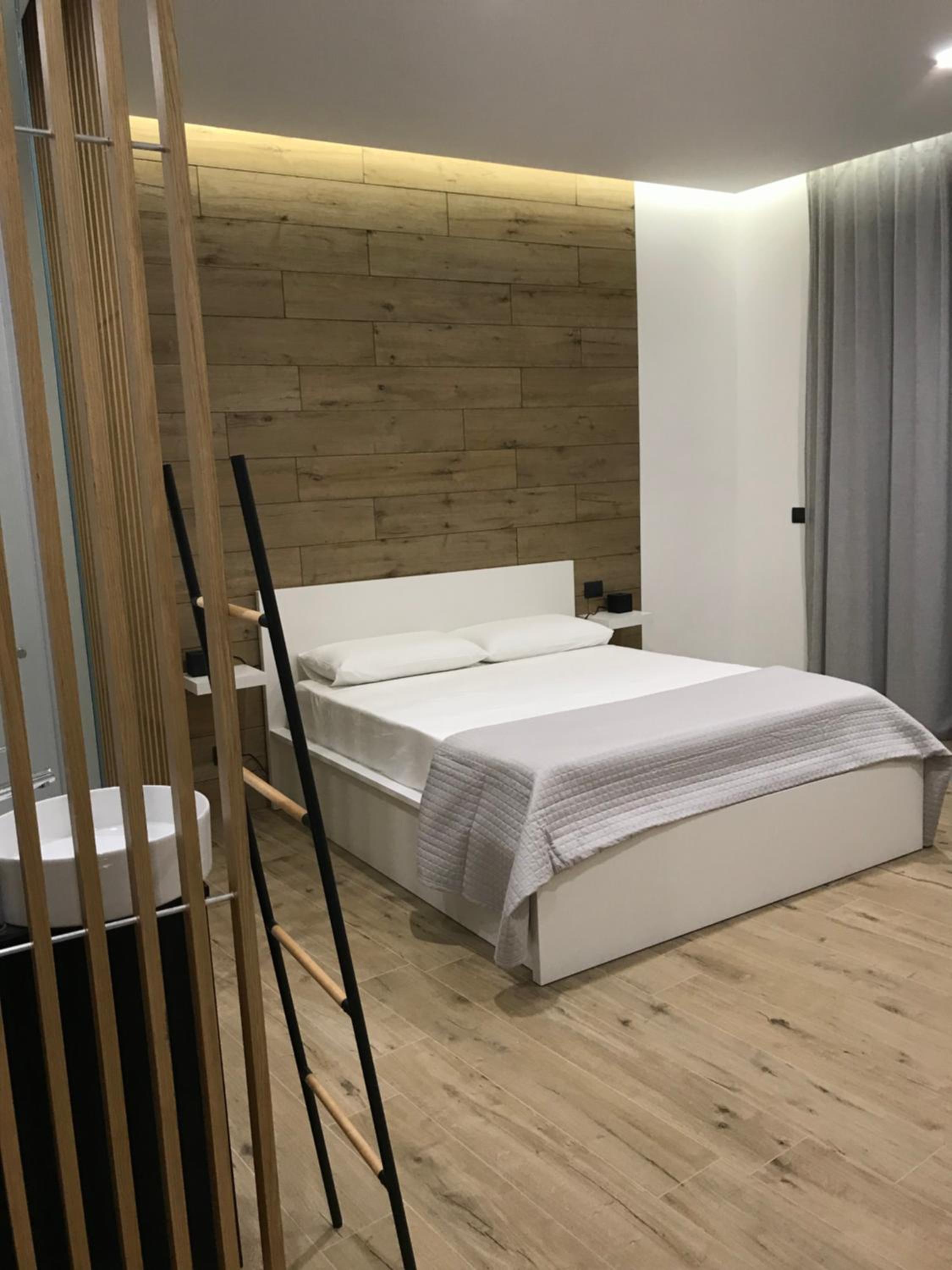 Deluxe Double Room with Balcony - Photo 5