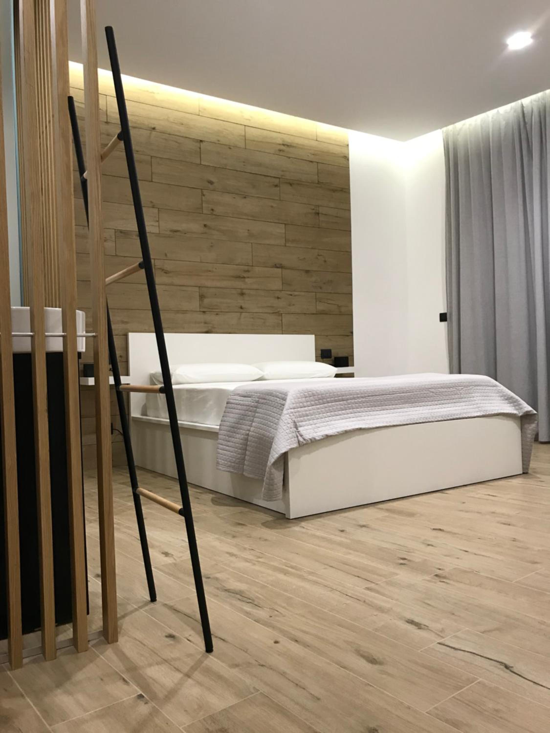 Deluxe Double Room with Balcony - Photo 8