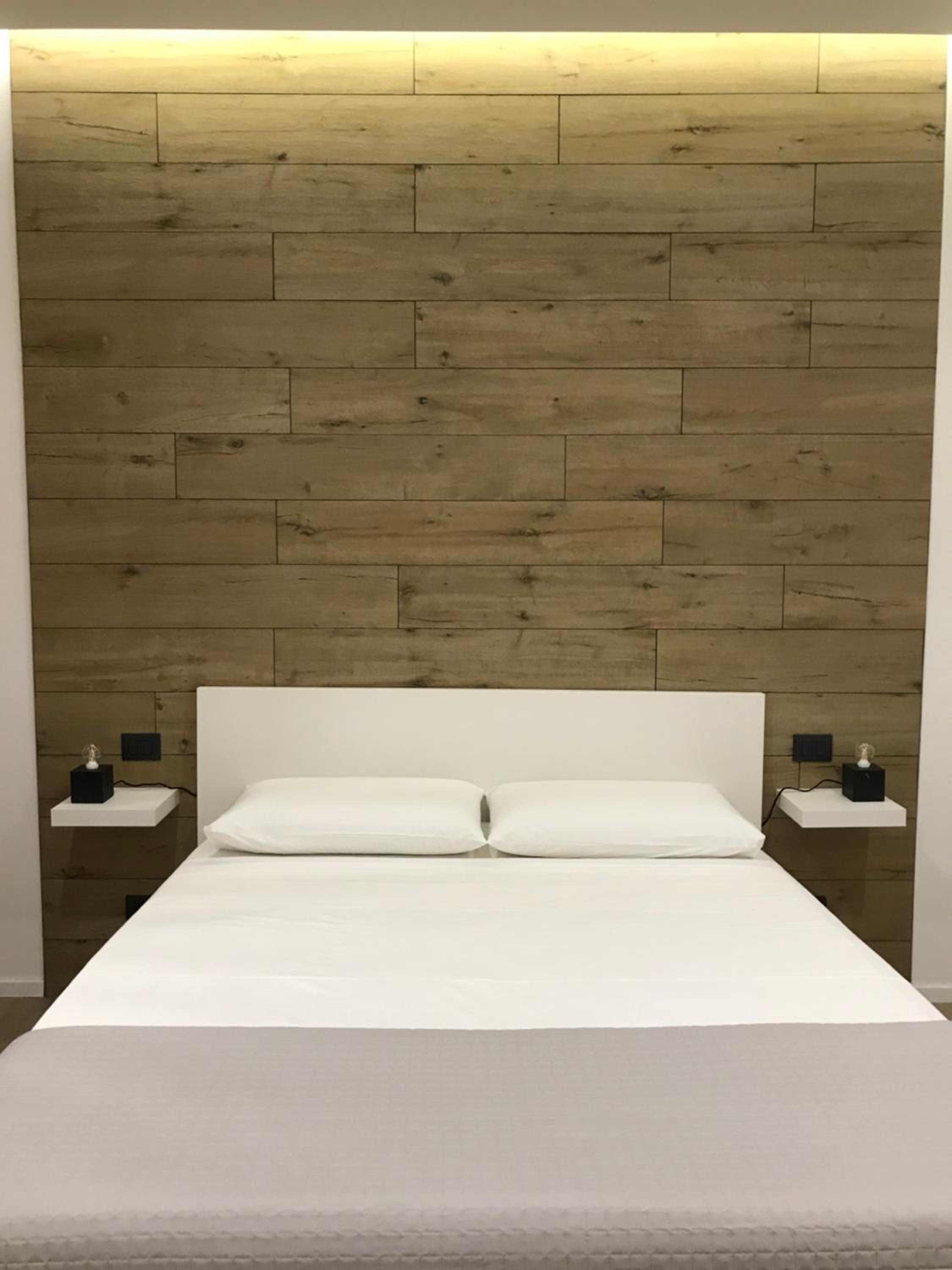 Deluxe Double Room with Balcony - Photo 27