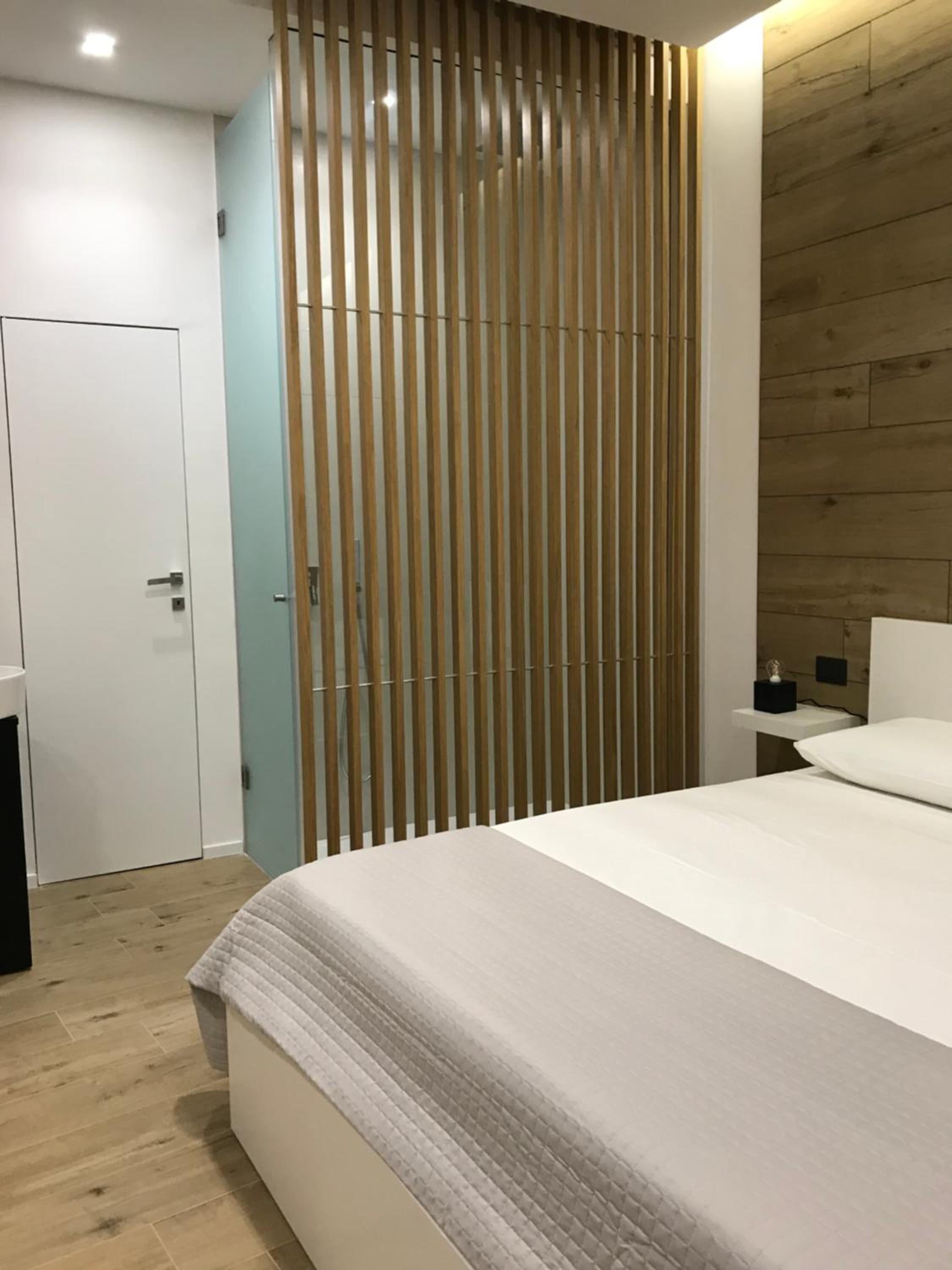 Deluxe Double Room with Balcony - Photo 13