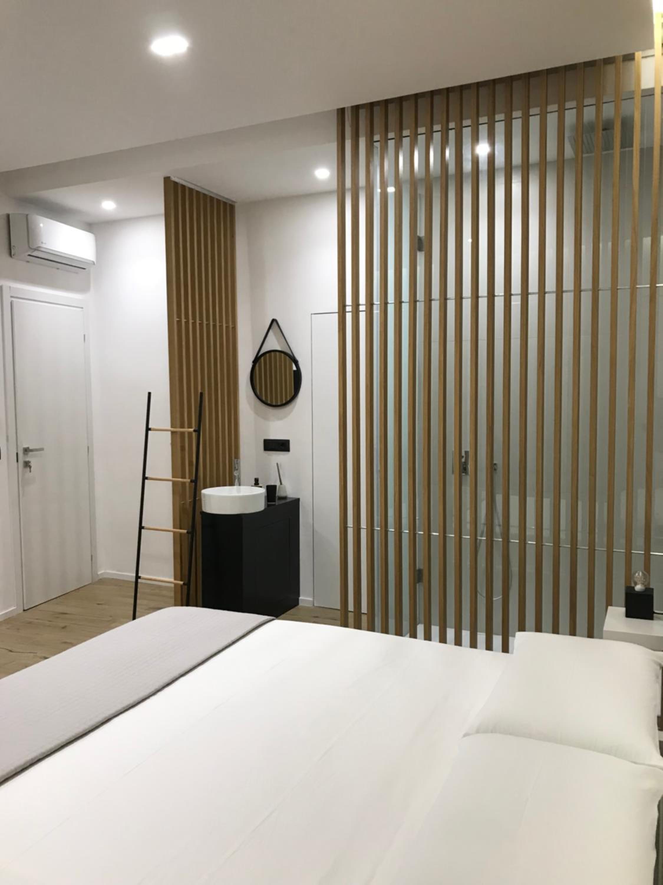 Deluxe Double Room with Balcony - Photo 9
