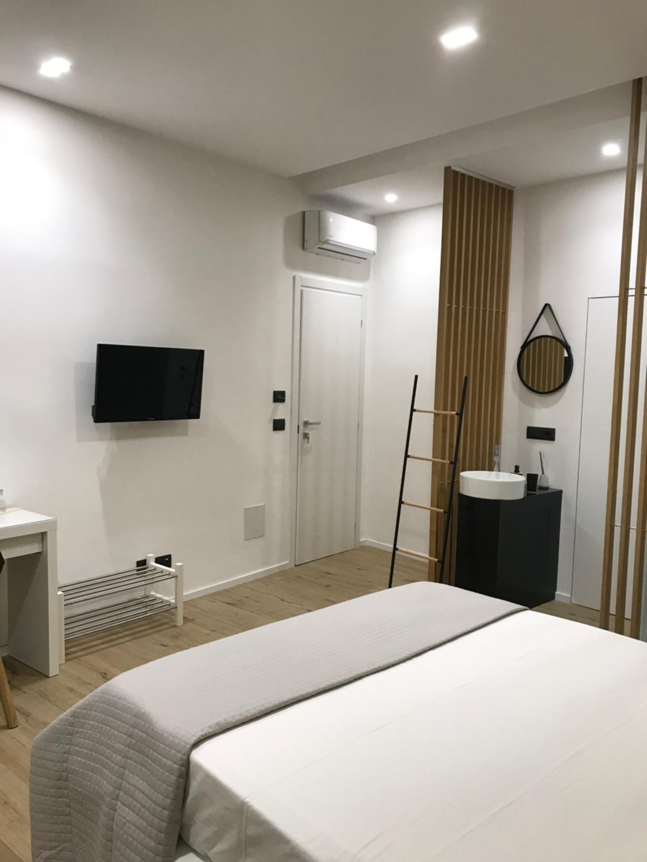 Deluxe Double Room with Balcony - Photo 24