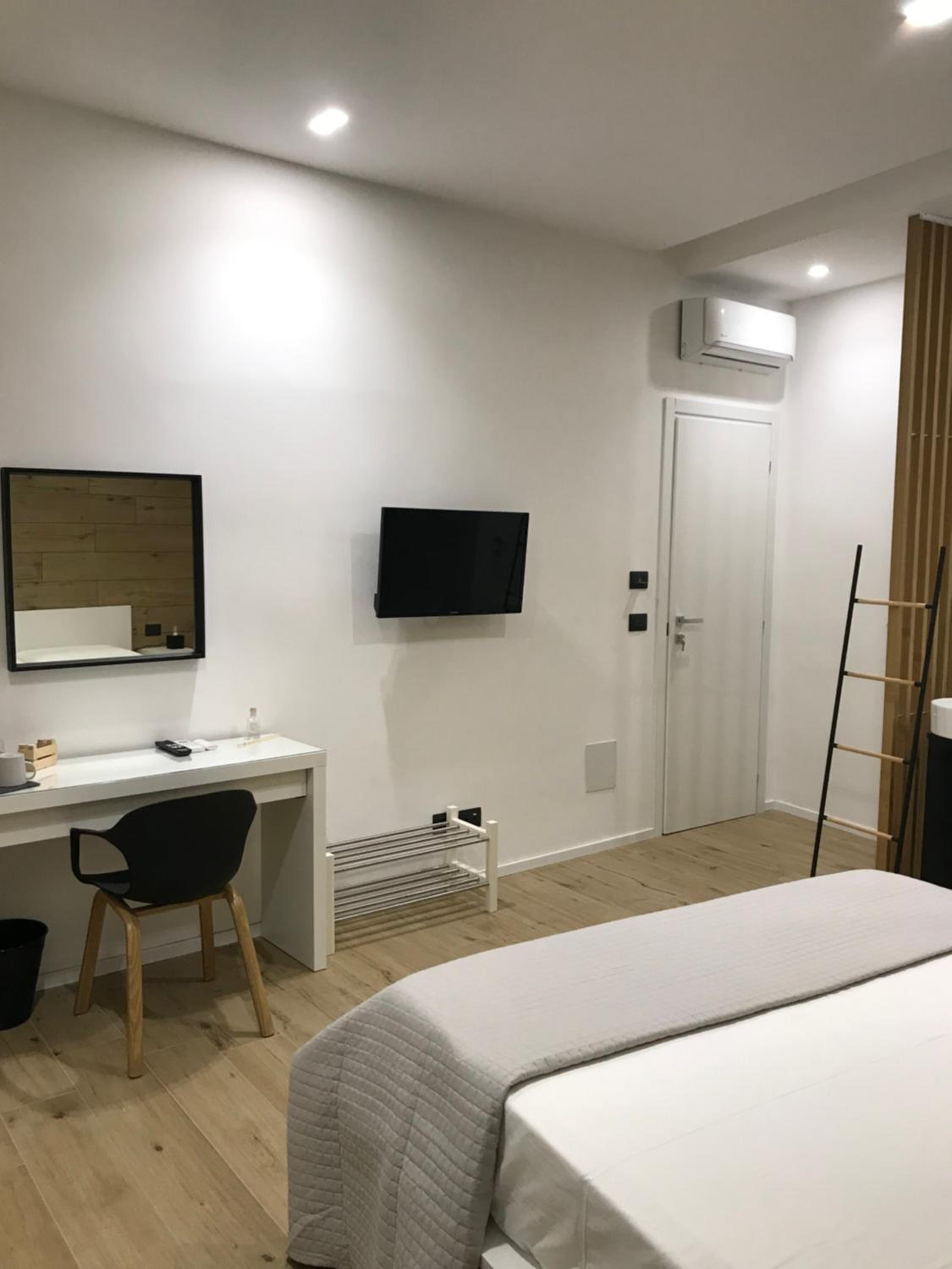 Deluxe Double Room with Balcony - Photo 21