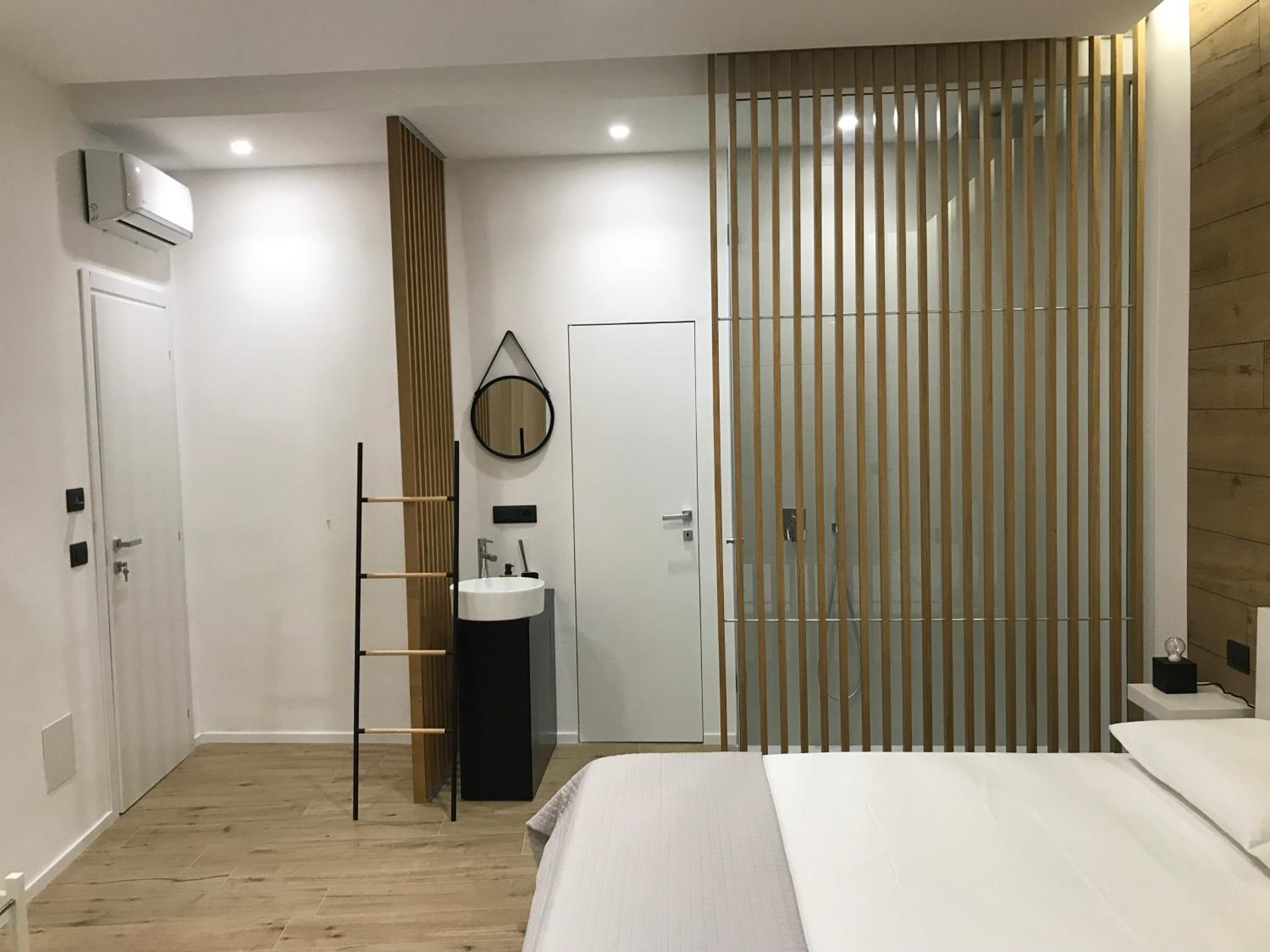 Deluxe Double Room with Balcony - Photo 6