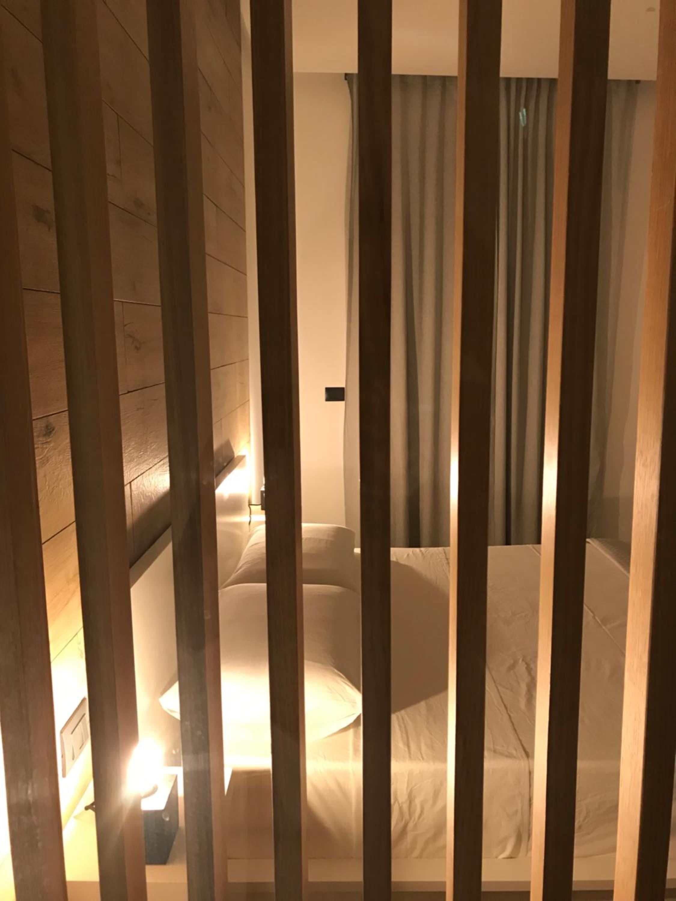 Deluxe Double Room with Balcony - Photo 12