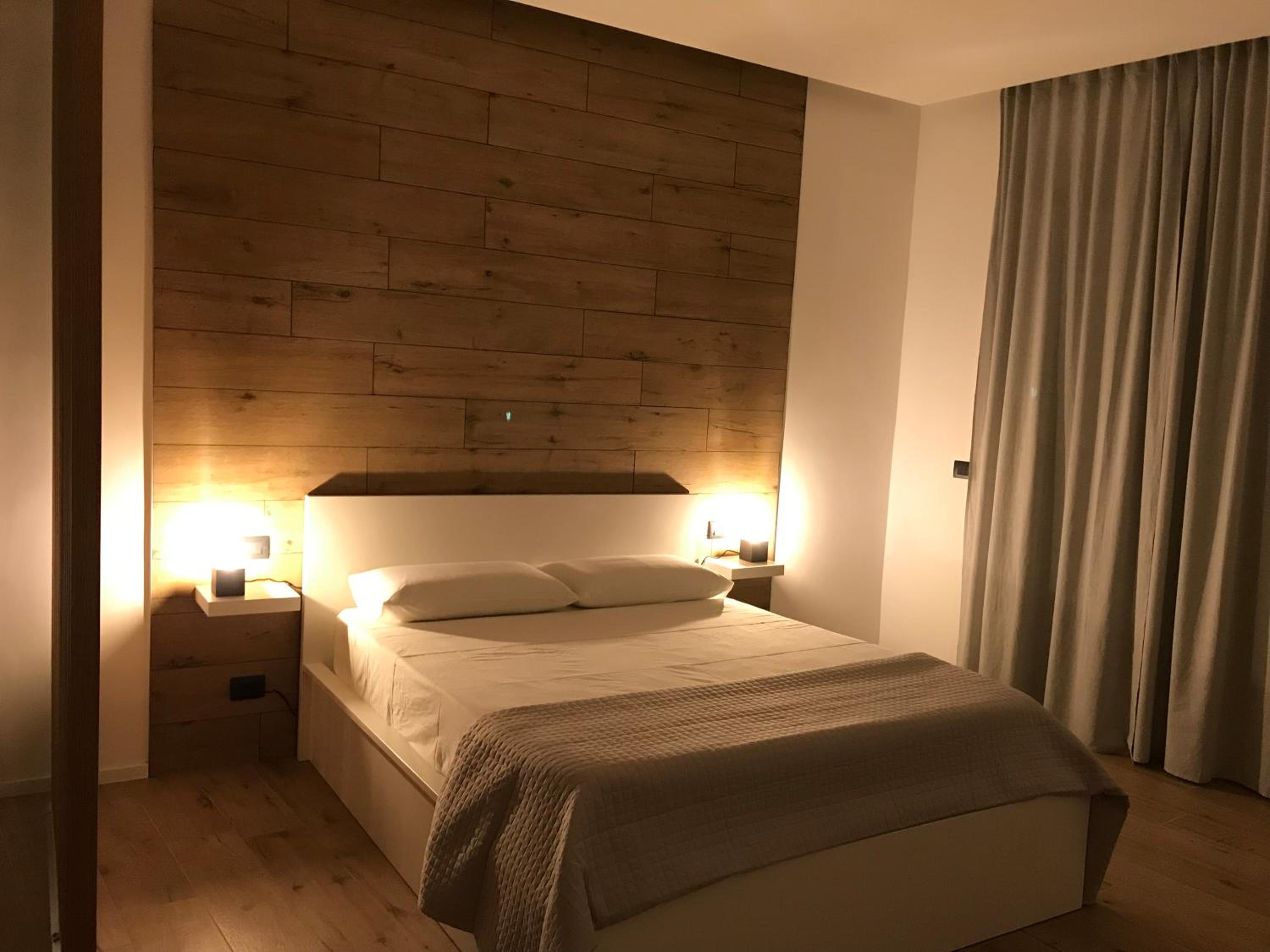 Deluxe Double Room with Balcony - Photo 10