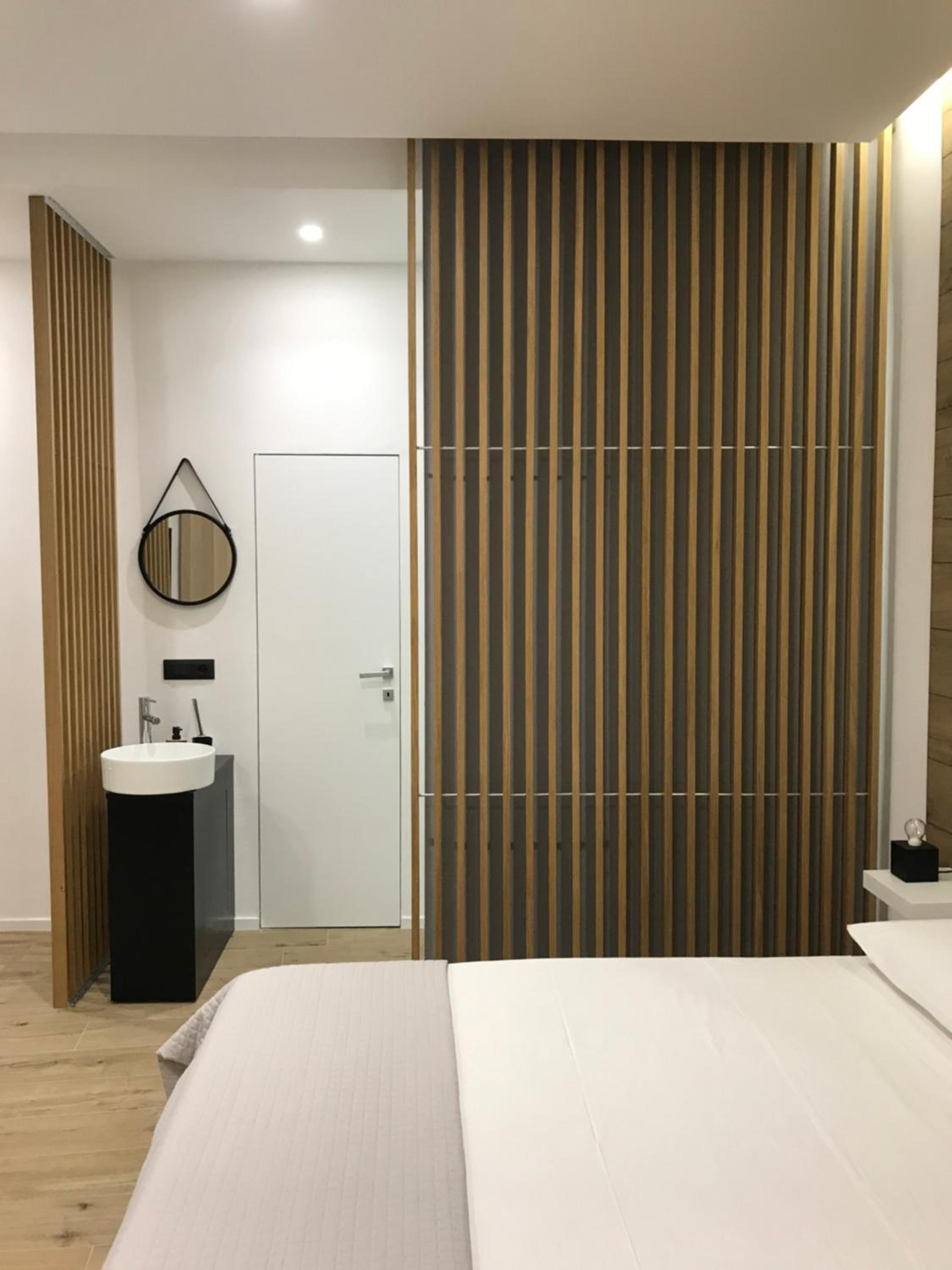 Deluxe Double Room with Balcony - Photo 11