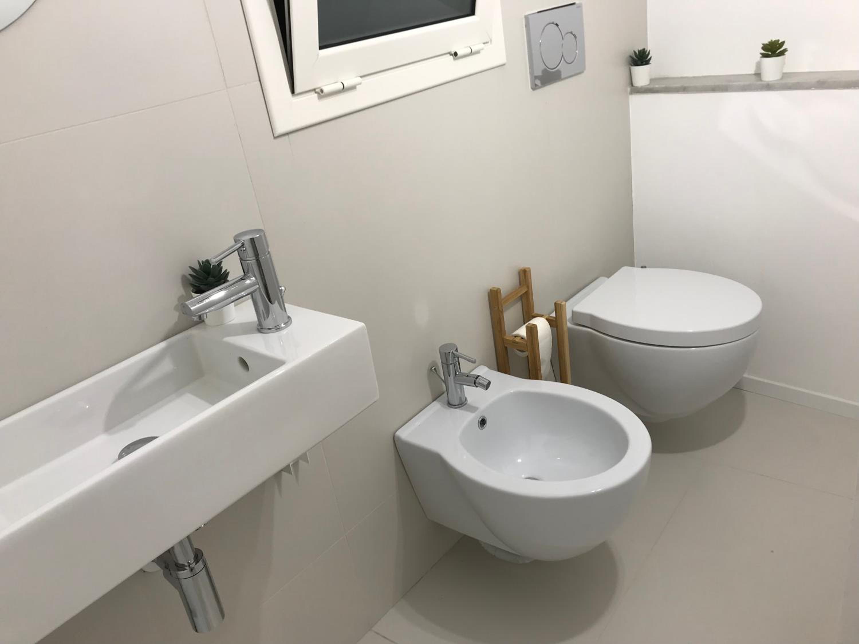 Deluxe Double Room with Balcony - Photo 16