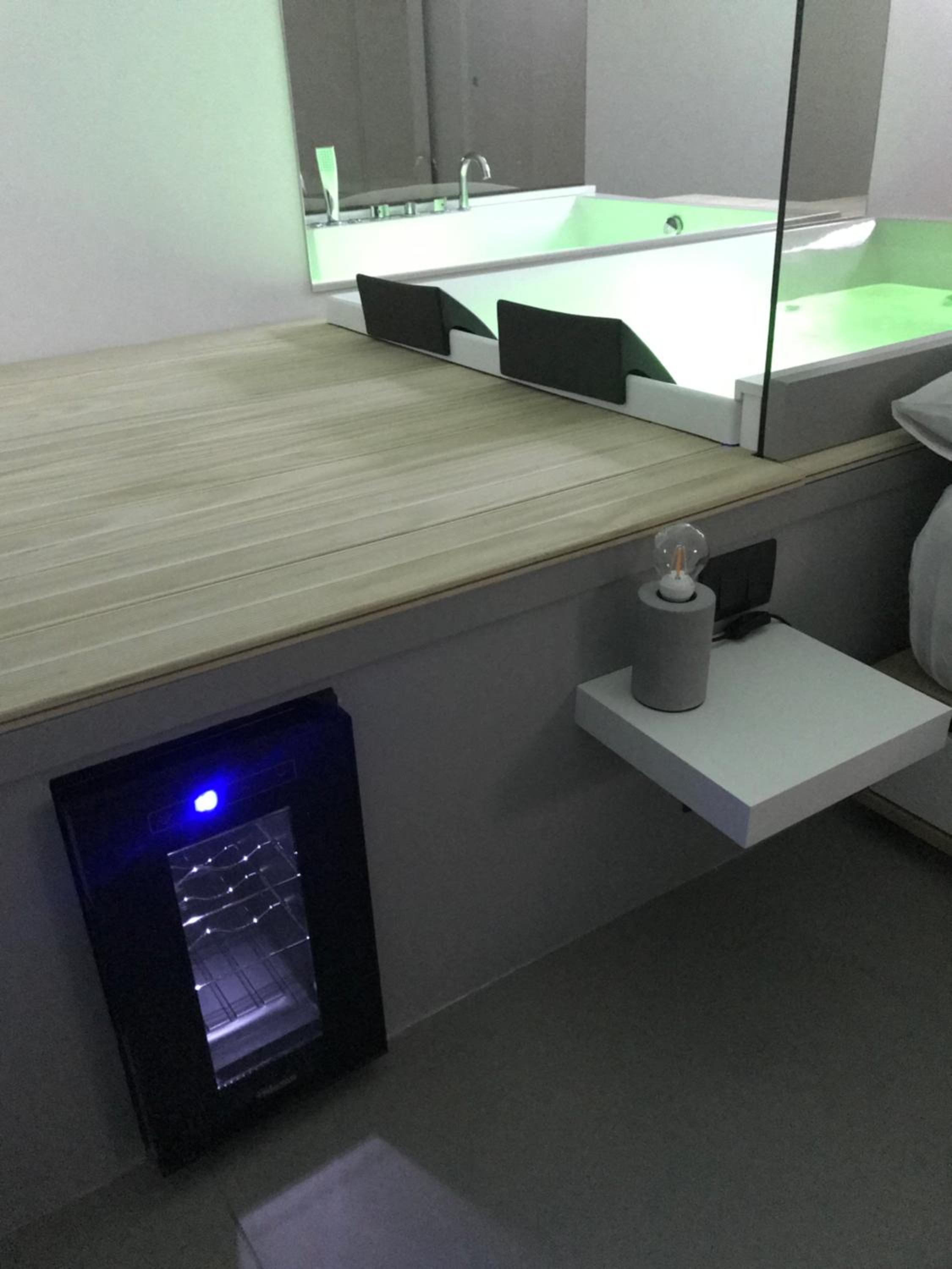 Deluxe Suite with Spa Bath and balcony photo 3