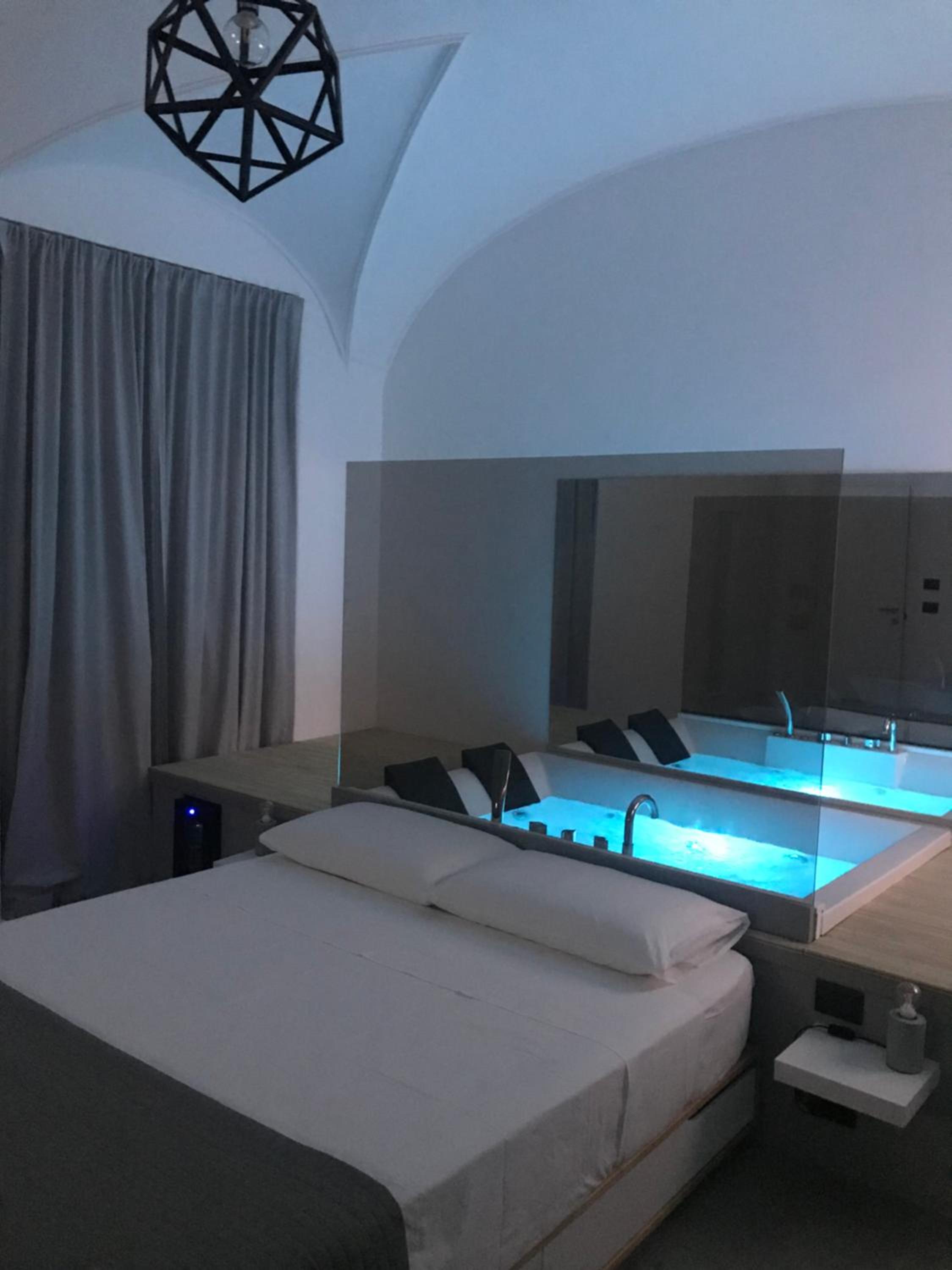 Deluxe Suite with Spa Bath and balcony photo 2