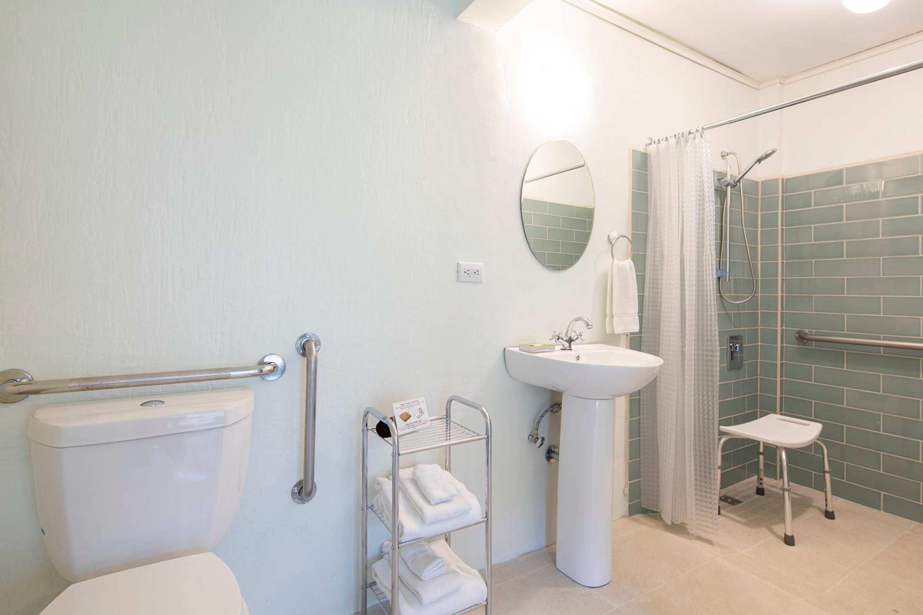 Standard Twin Room - Road Facing photo 2