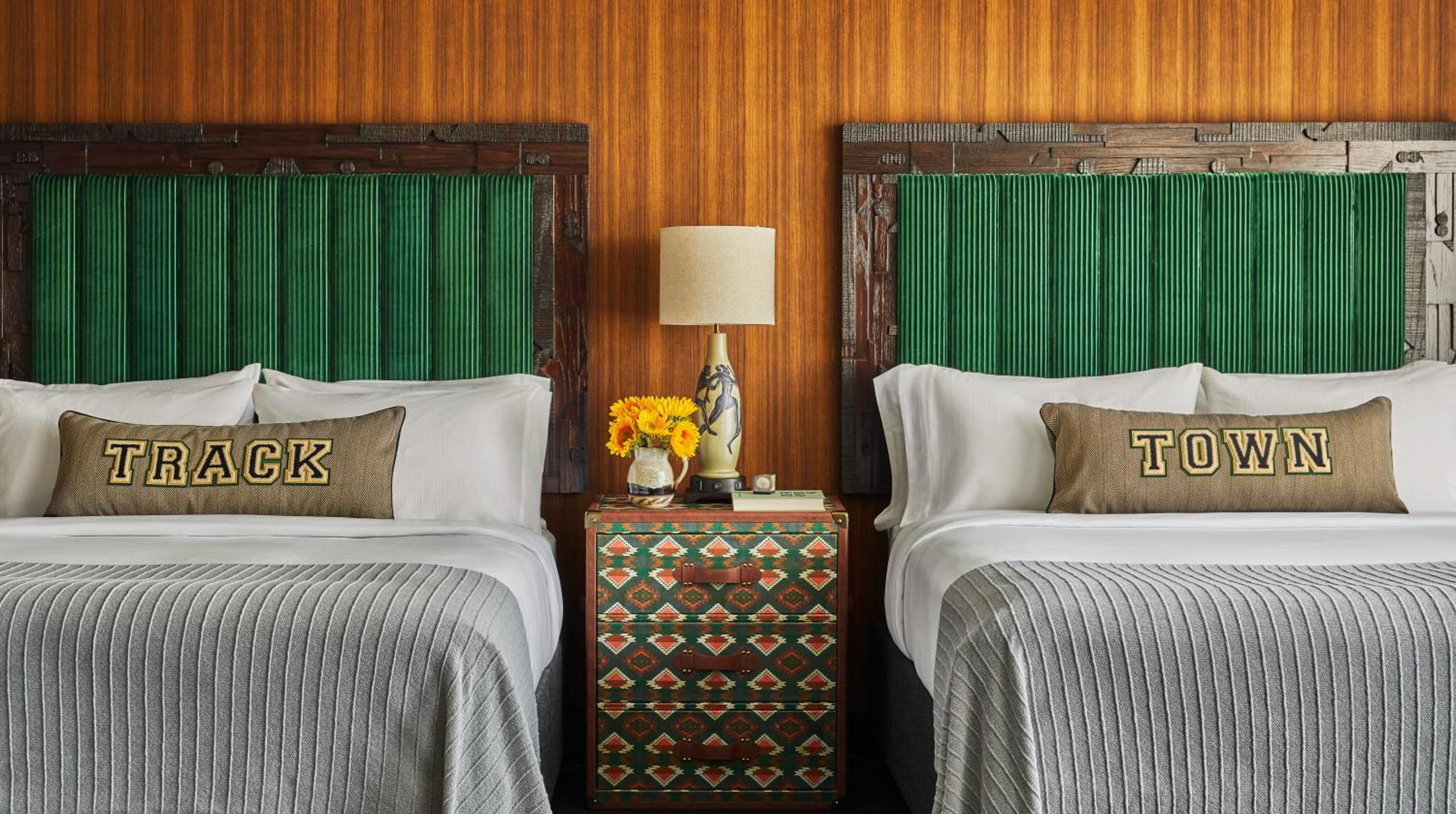 Graduate Queen Room with Two Queen Beds - Photo 4