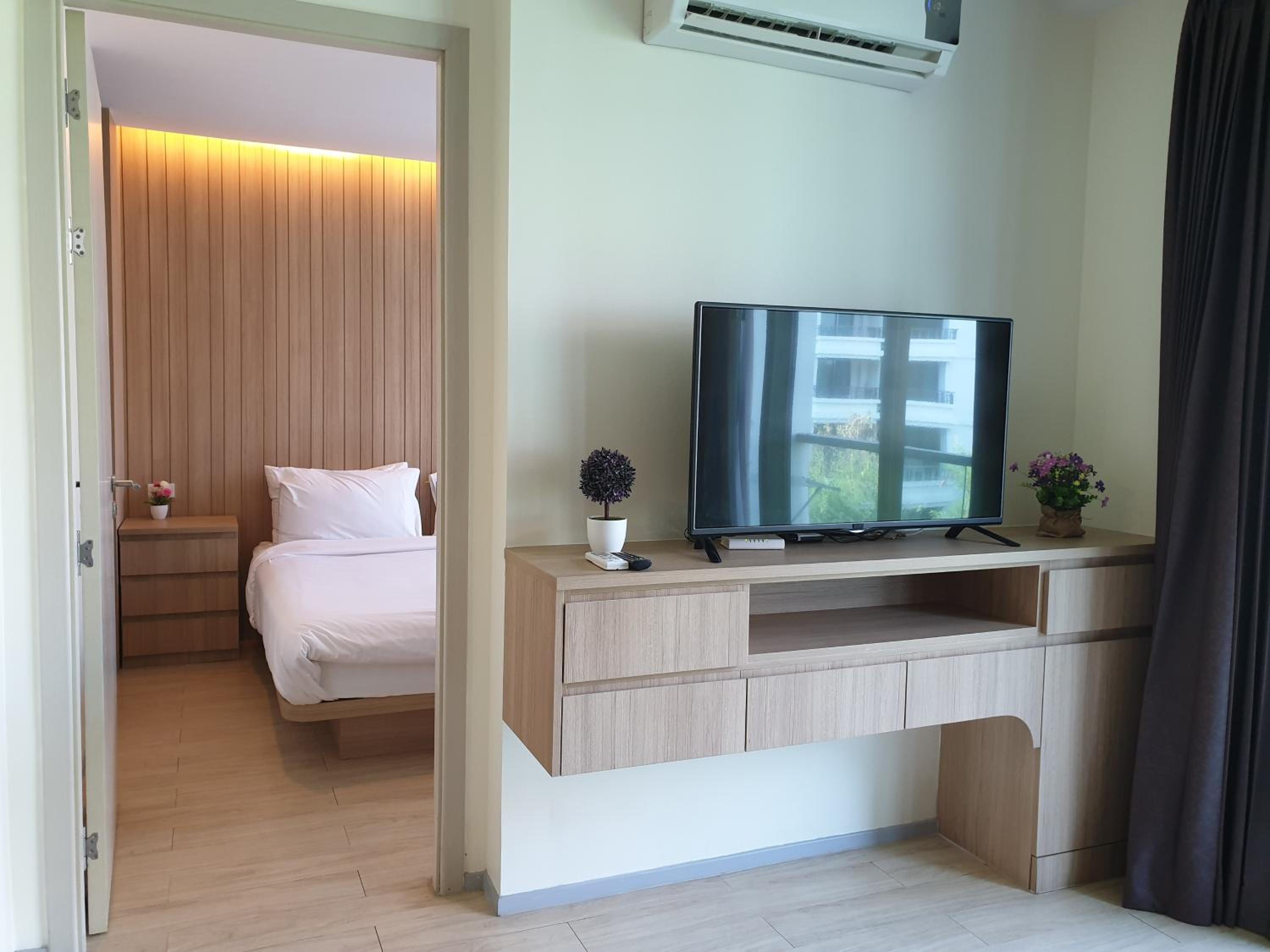One-Bedroom Apartment - Photo 2