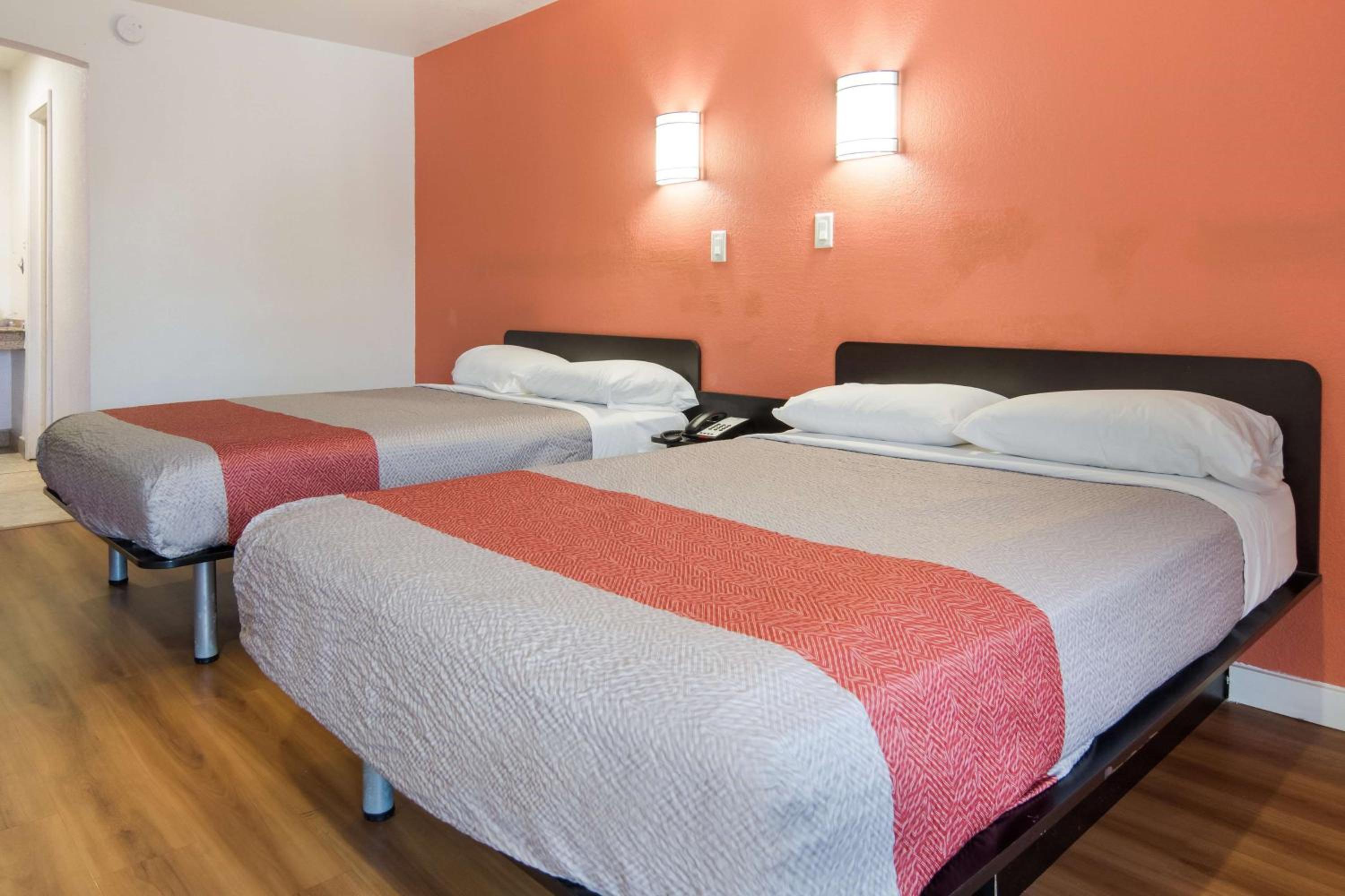 Deluxe Quadruple Room - Smoking - Photo 1