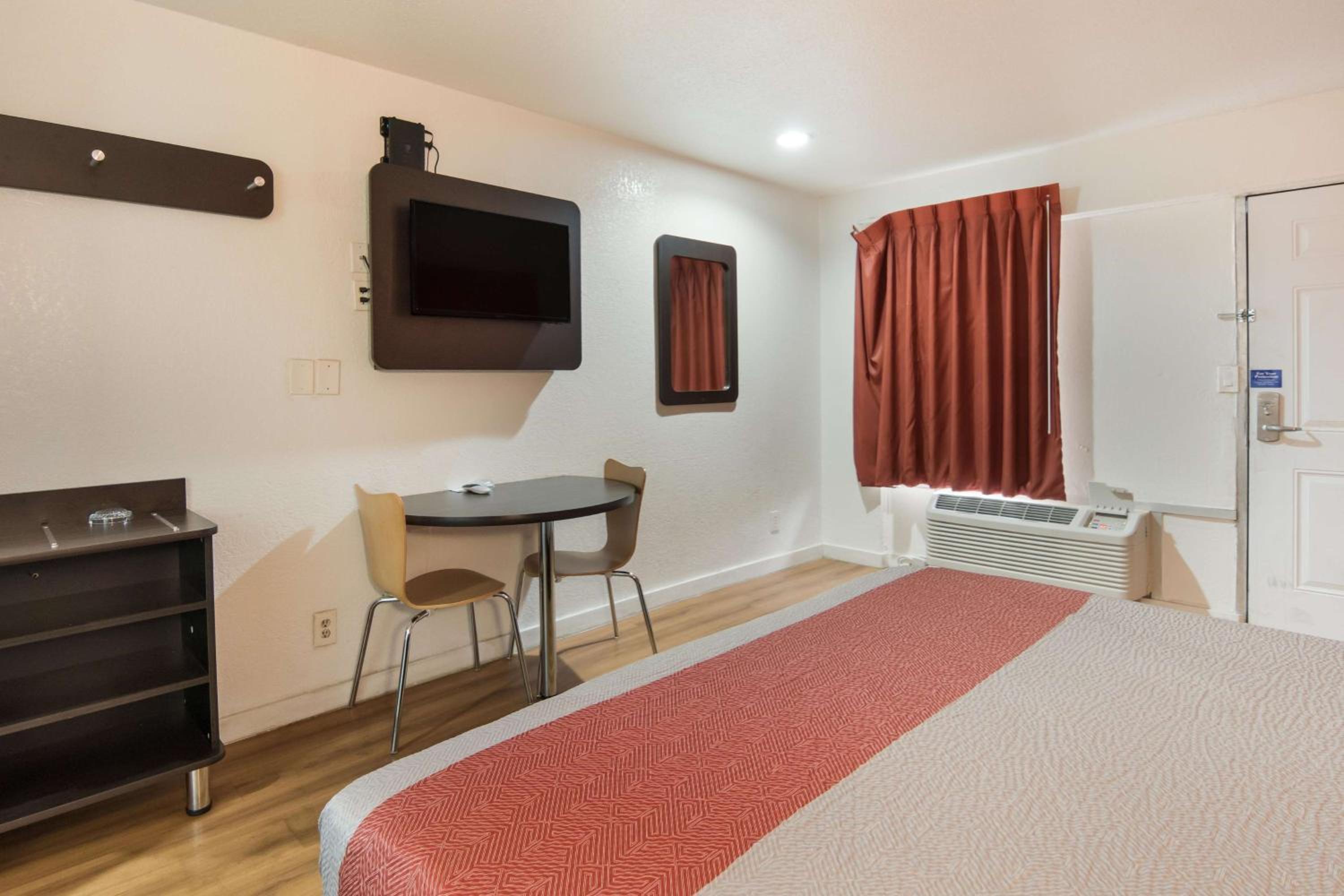 Deluxe King Room - Non-Smoking - Photo 4