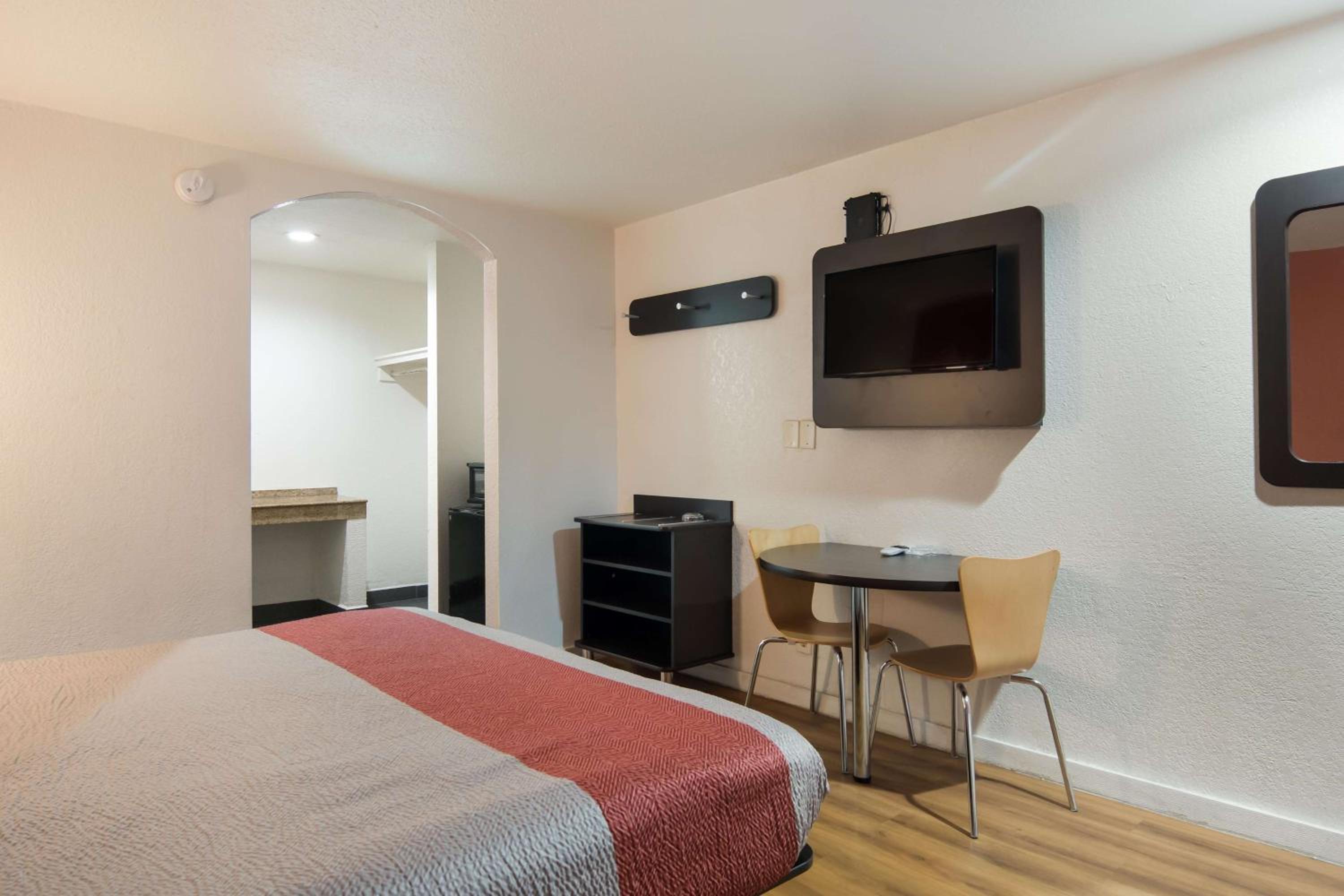 Deluxe King Room - Non-Smoking - Photo 1