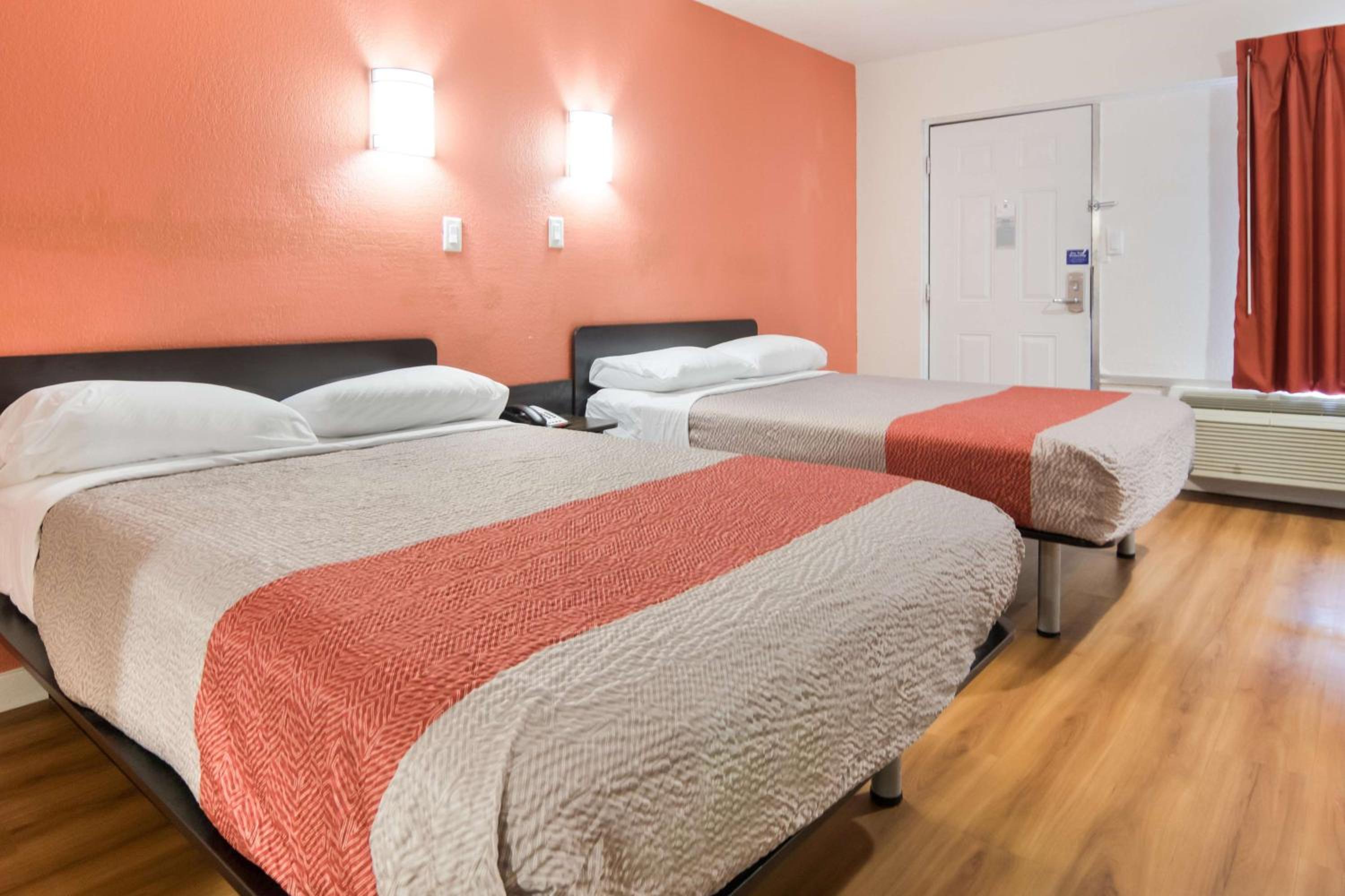 Deluxe Quadruple Room - Smoking - Photo 8