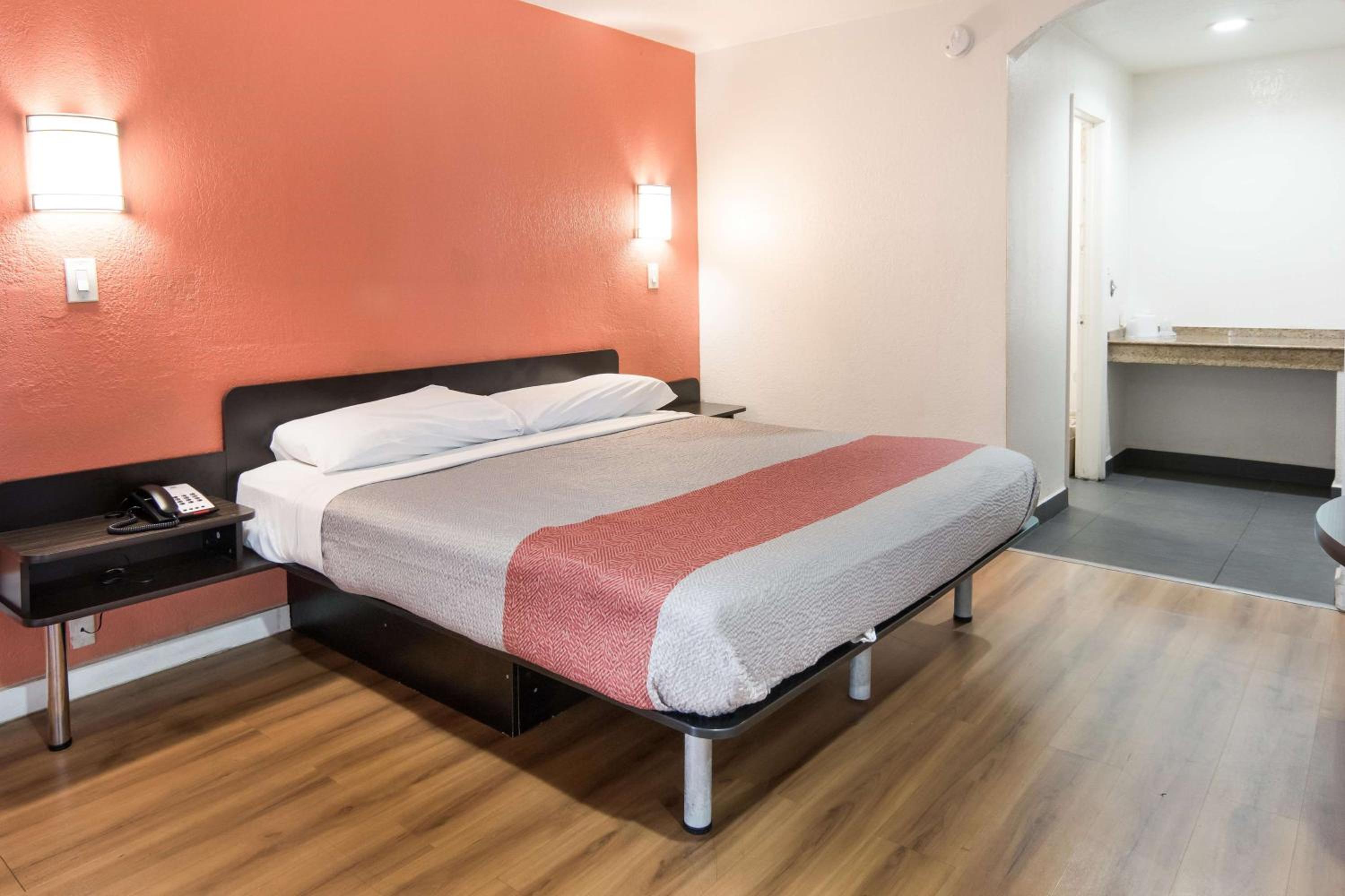 Deluxe King Room - Non-Smoking - Photo 2