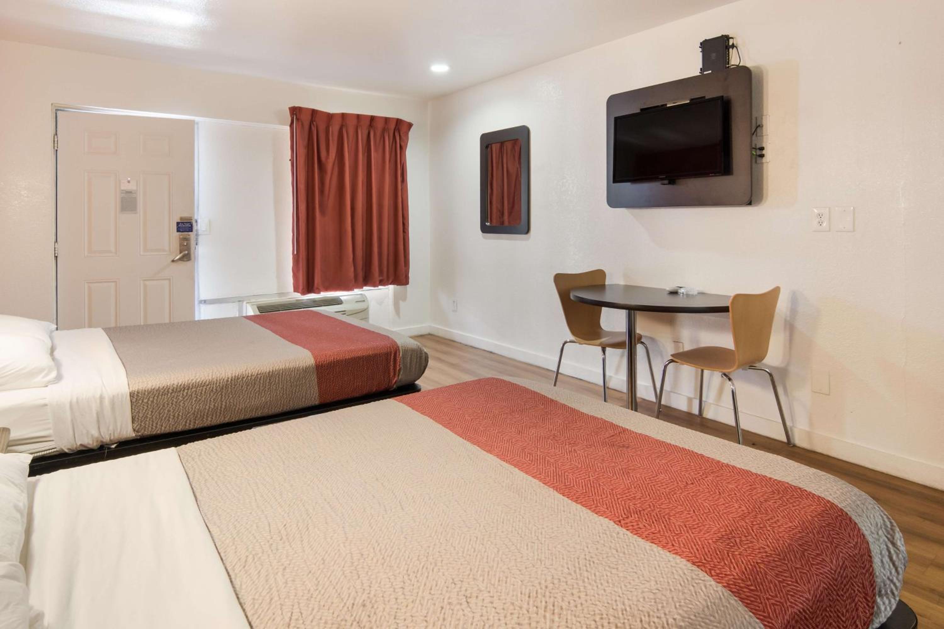 Deluxe Quadruple Room - Non-Smoking - Photo 3