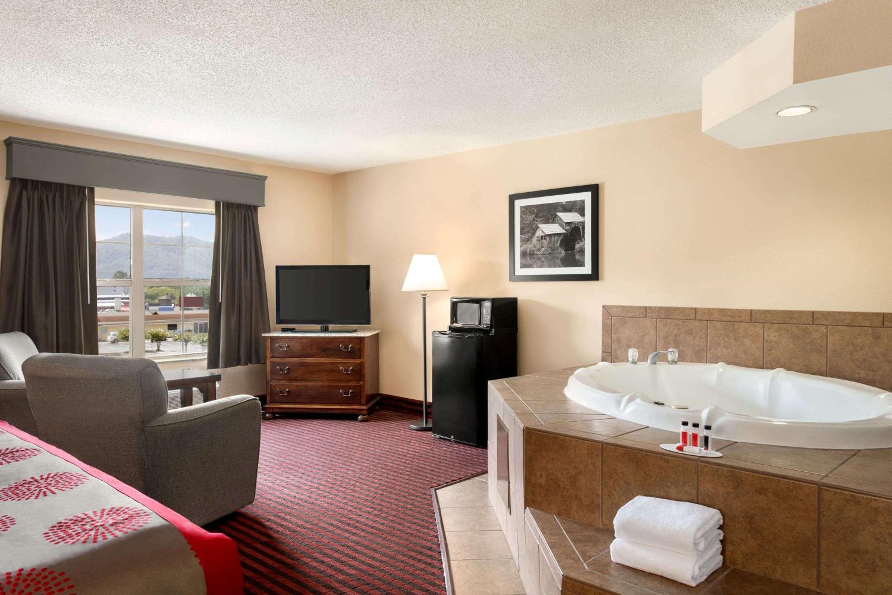 King Jacuzzi Suite – Non-Smoking photo 2