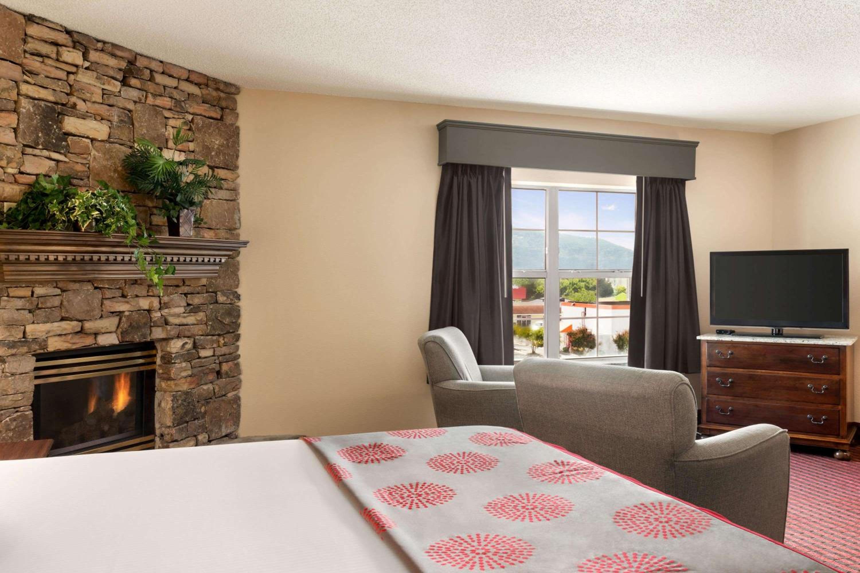 King Suite - Non-Smoking photo 3