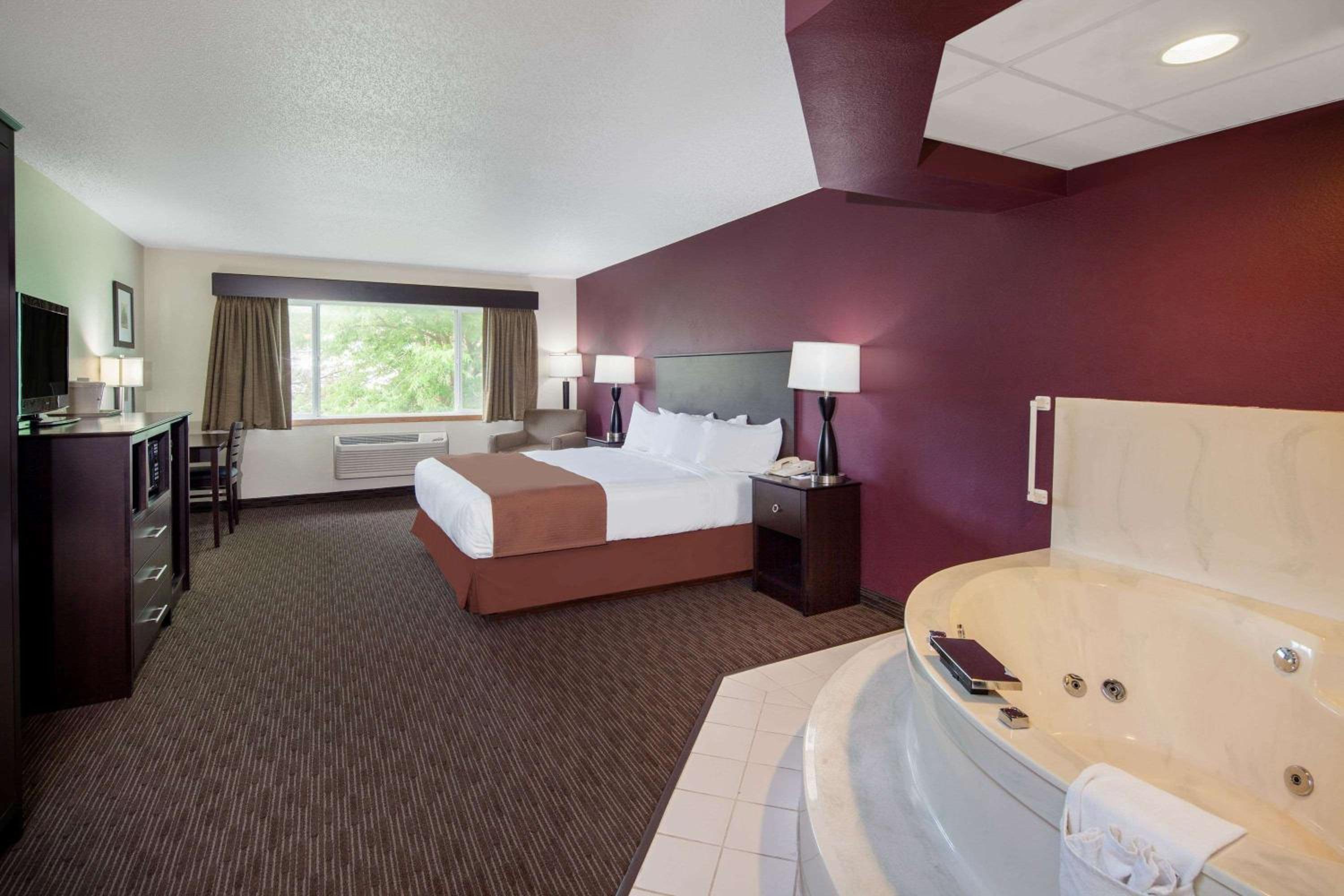 King Suite - Non-Smoking - Photo 1