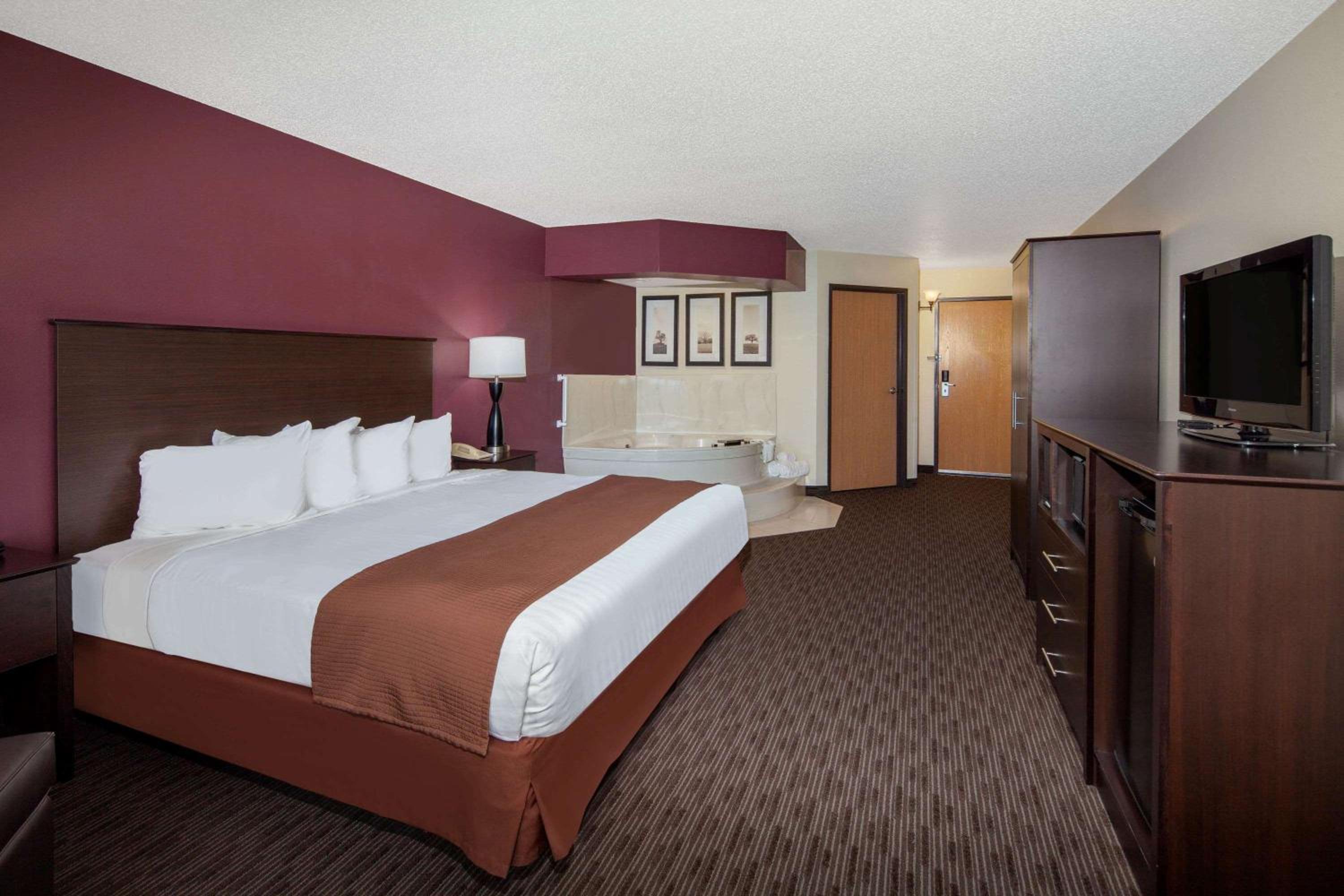 King Suite - Non-Smoking - Photo 2