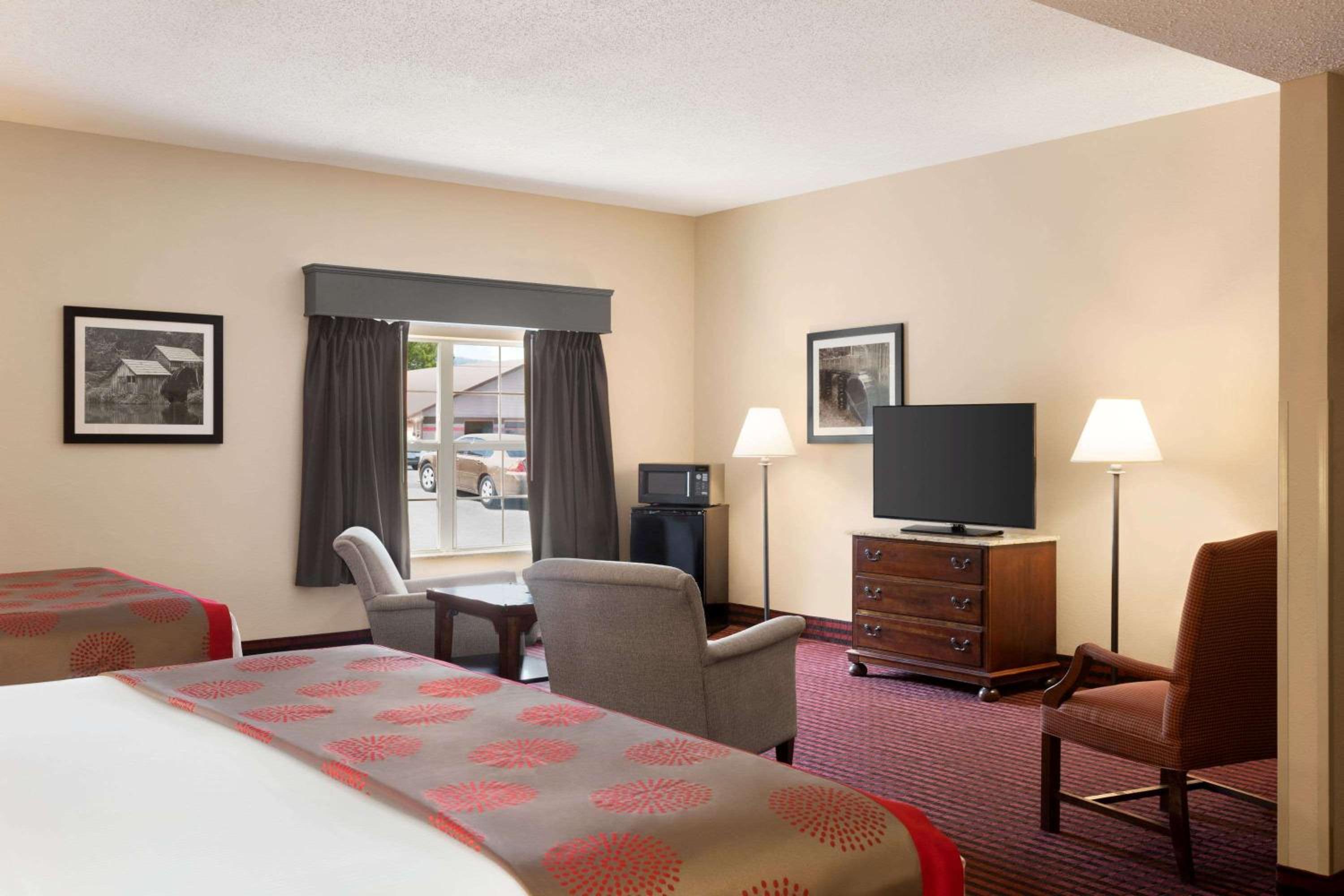 Suite with a King Bed and a Queen Bed - Non Smoking photo 2