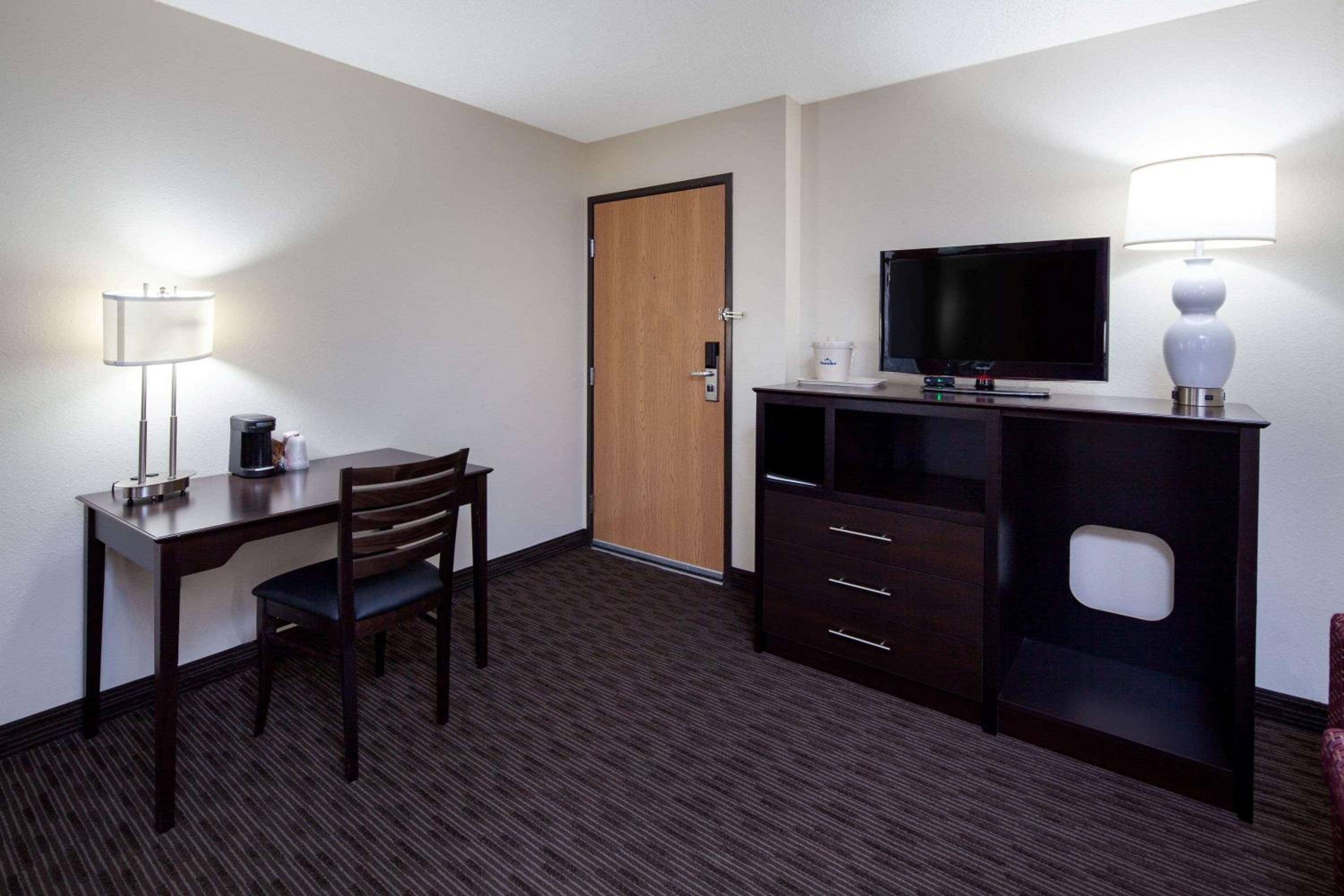 Deluxe King Suite - Non-Smoking - Photo 2